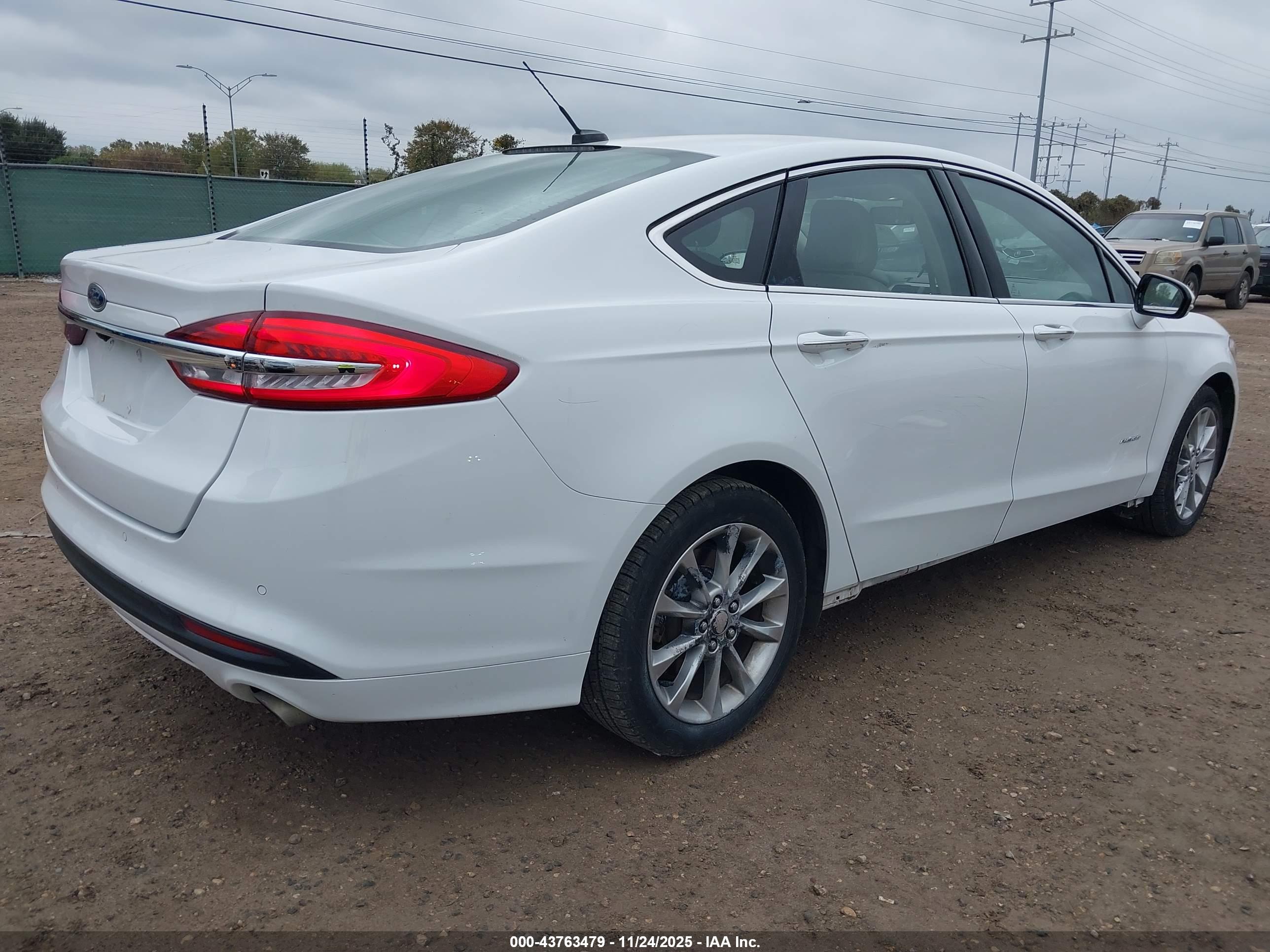 FORD FUSION image 4