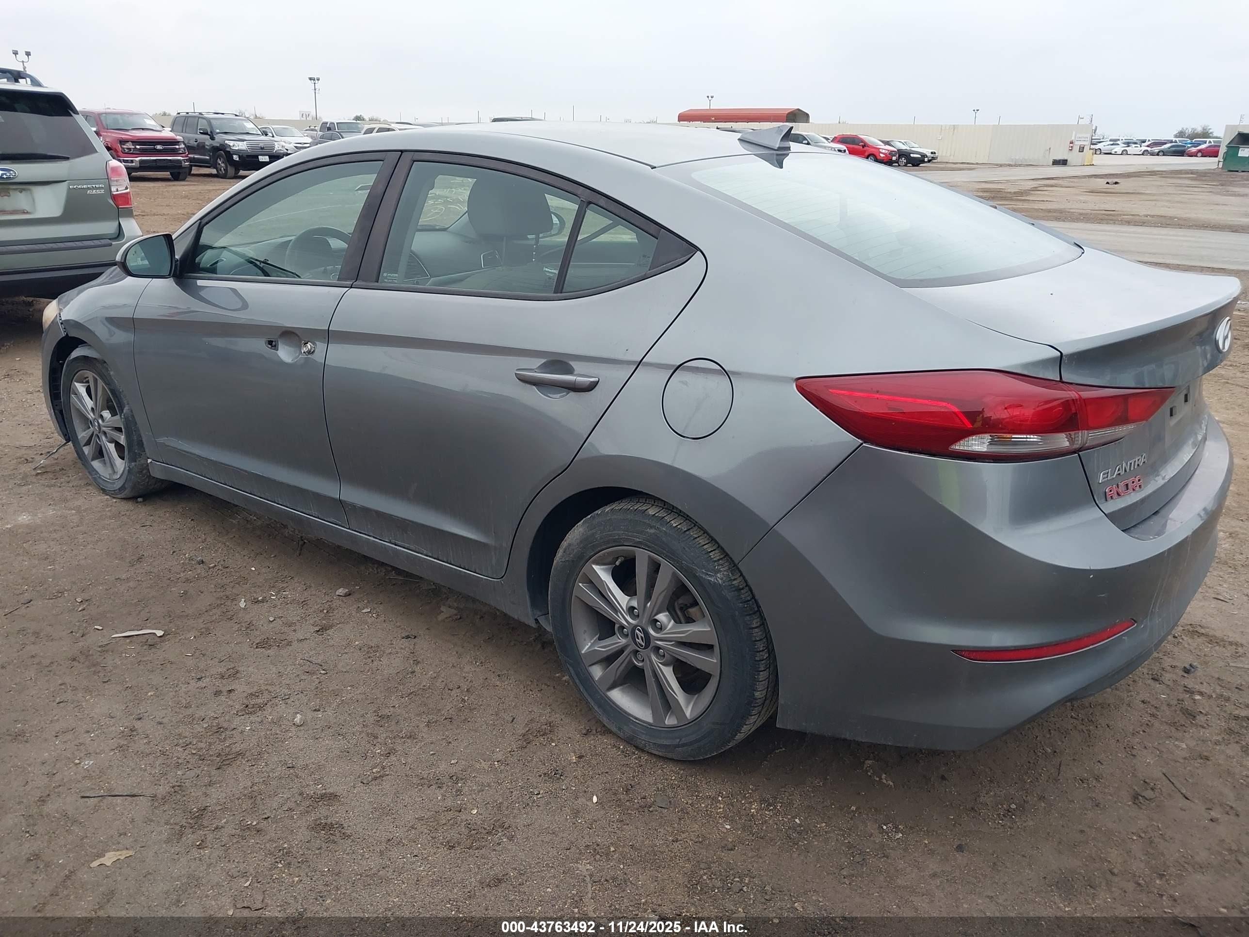 HYUNDAI ELANTRA image 3
