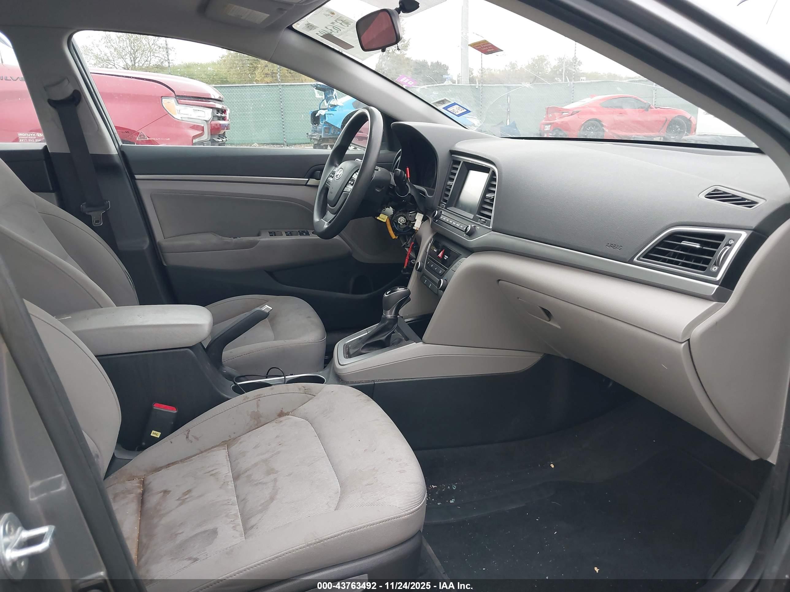 HYUNDAI ELANTRA image 5
