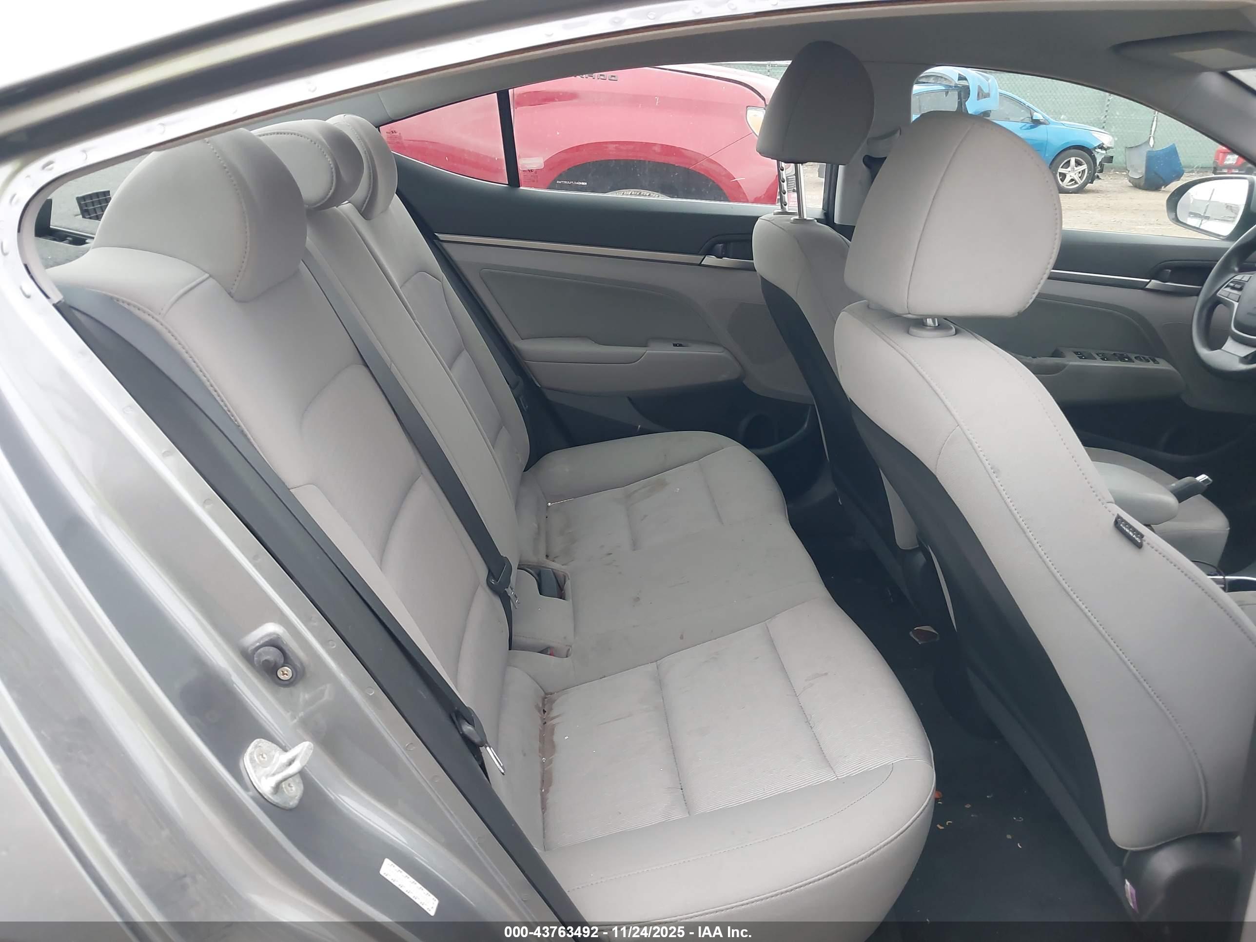 HYUNDAI ELANTRA image 8