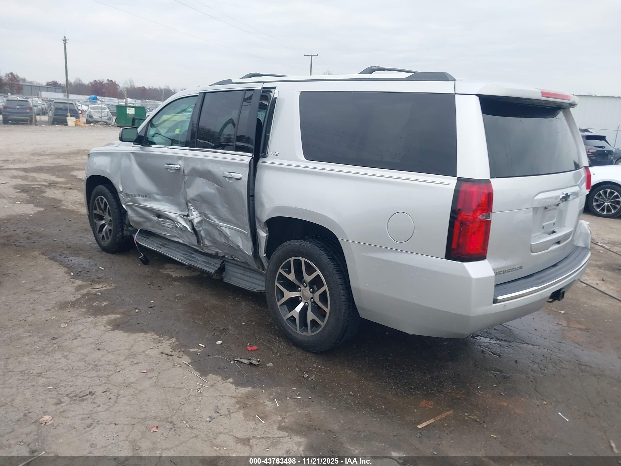 CHEVROLET SUBURBAN image 3