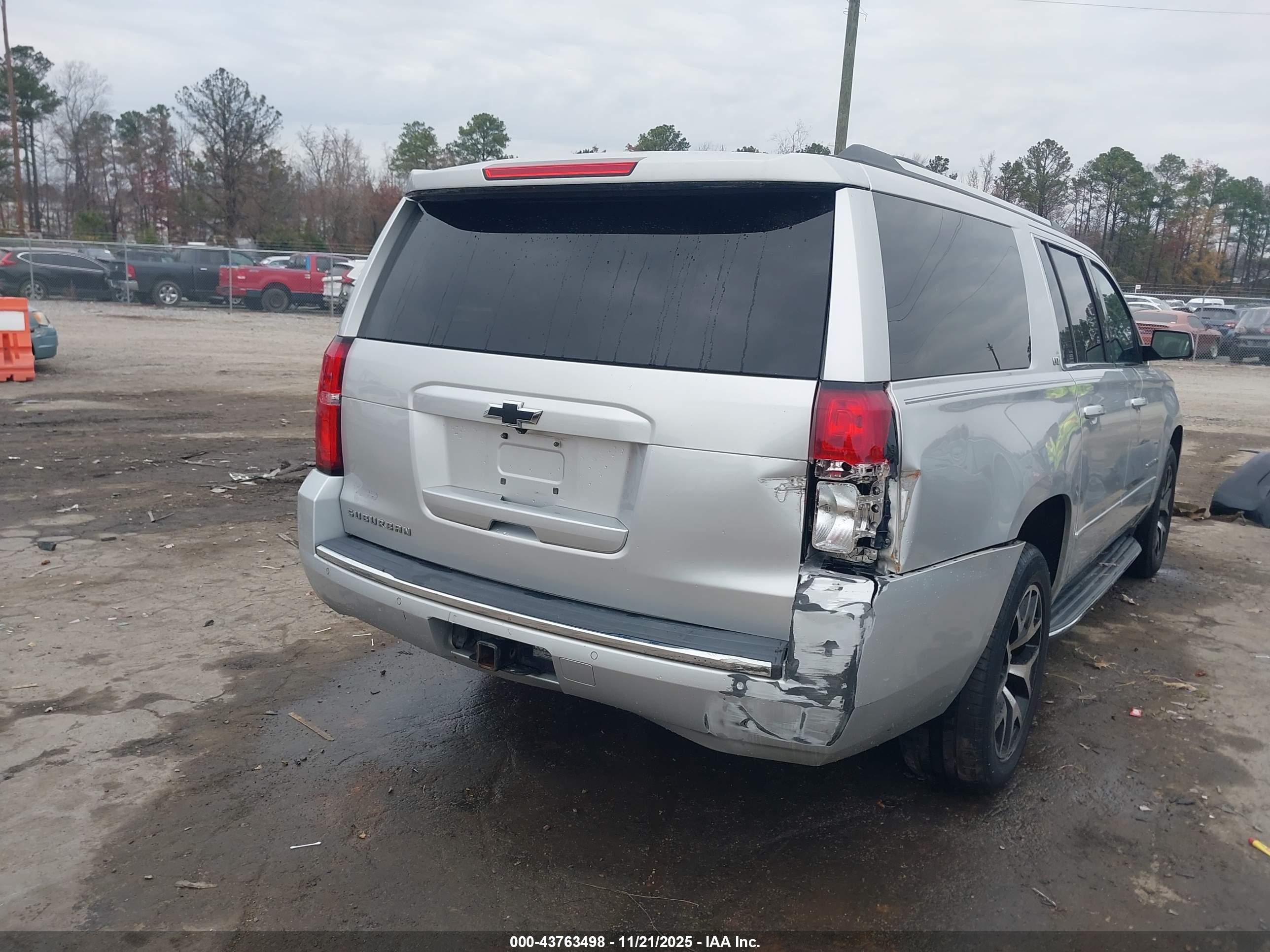 CHEVROLET SUBURBAN image 4