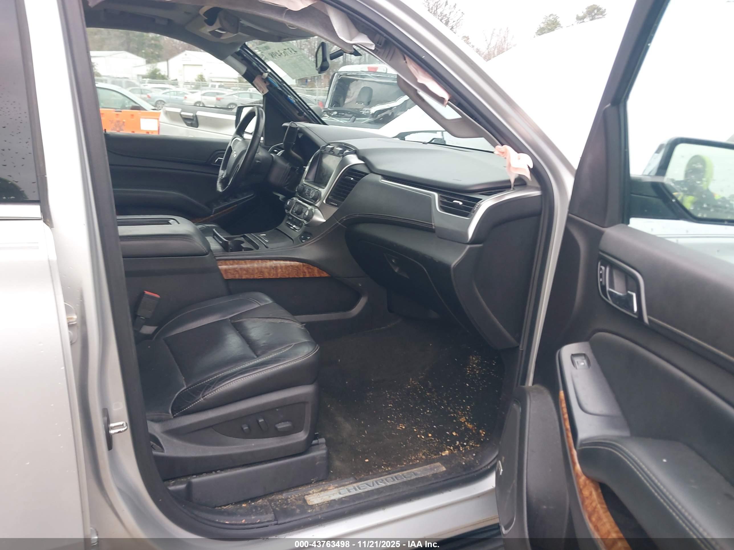 CHEVROLET SUBURBAN image 5