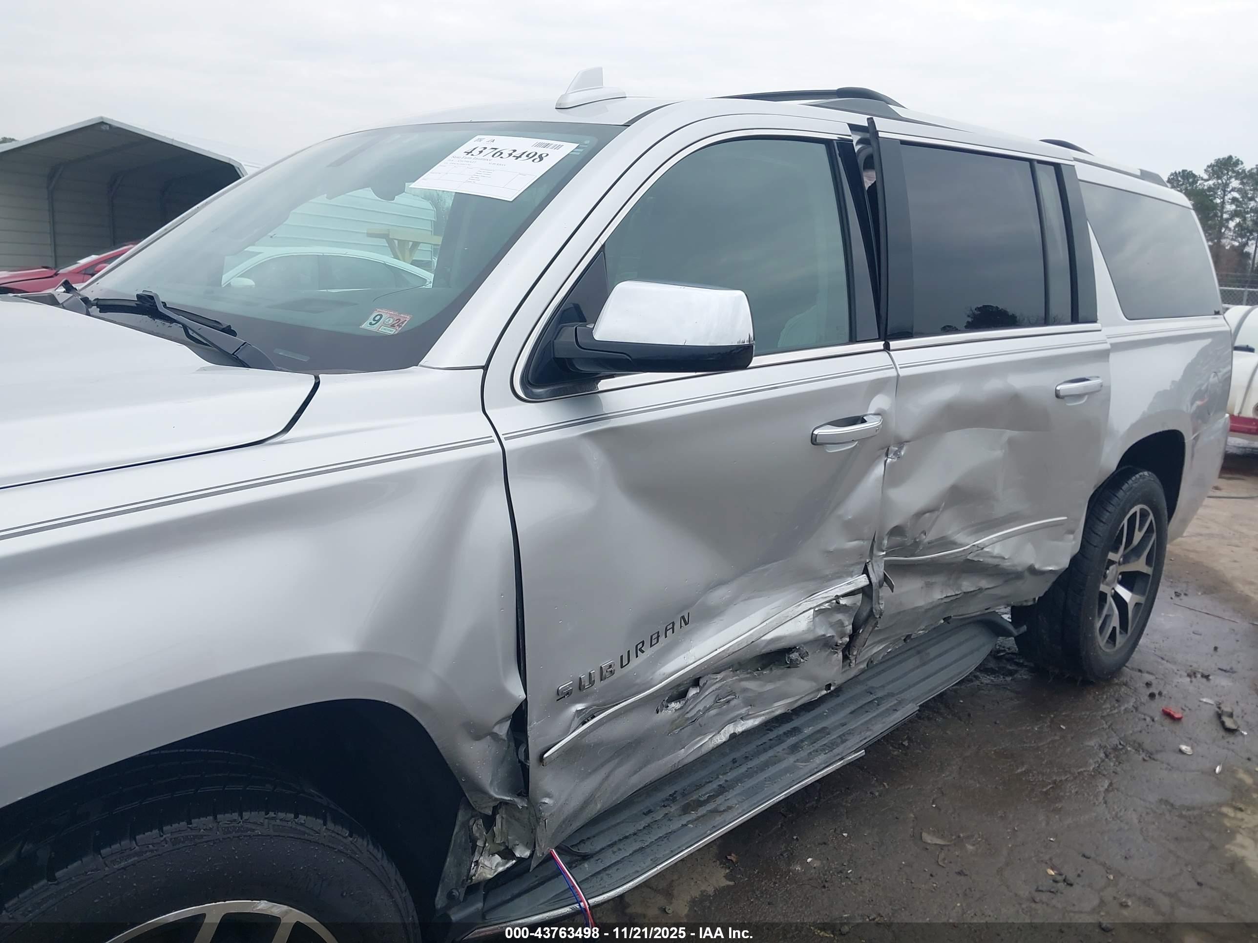 CHEVROLET SUBURBAN image 6