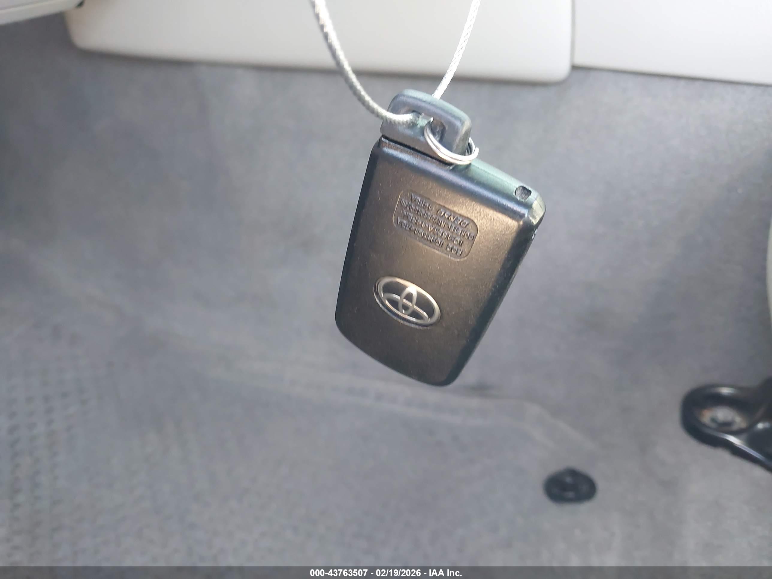 TOYOTA CAMRY image 11