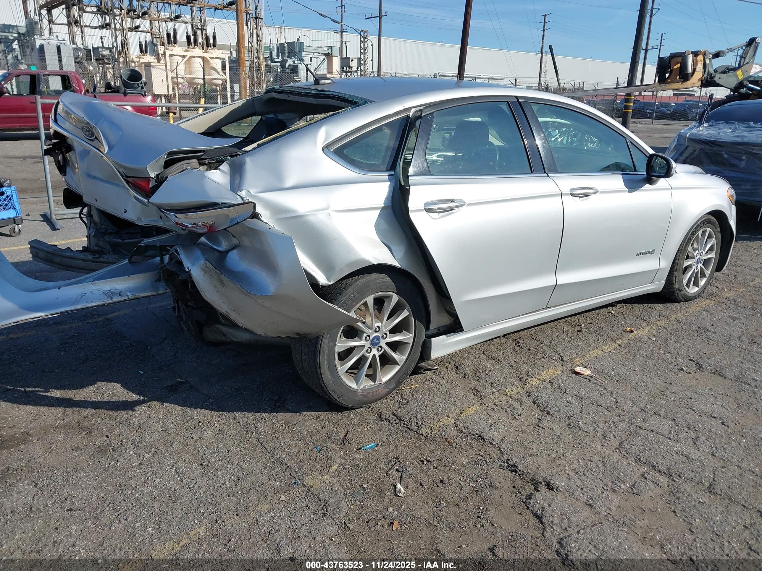 FORD FUSION image 4