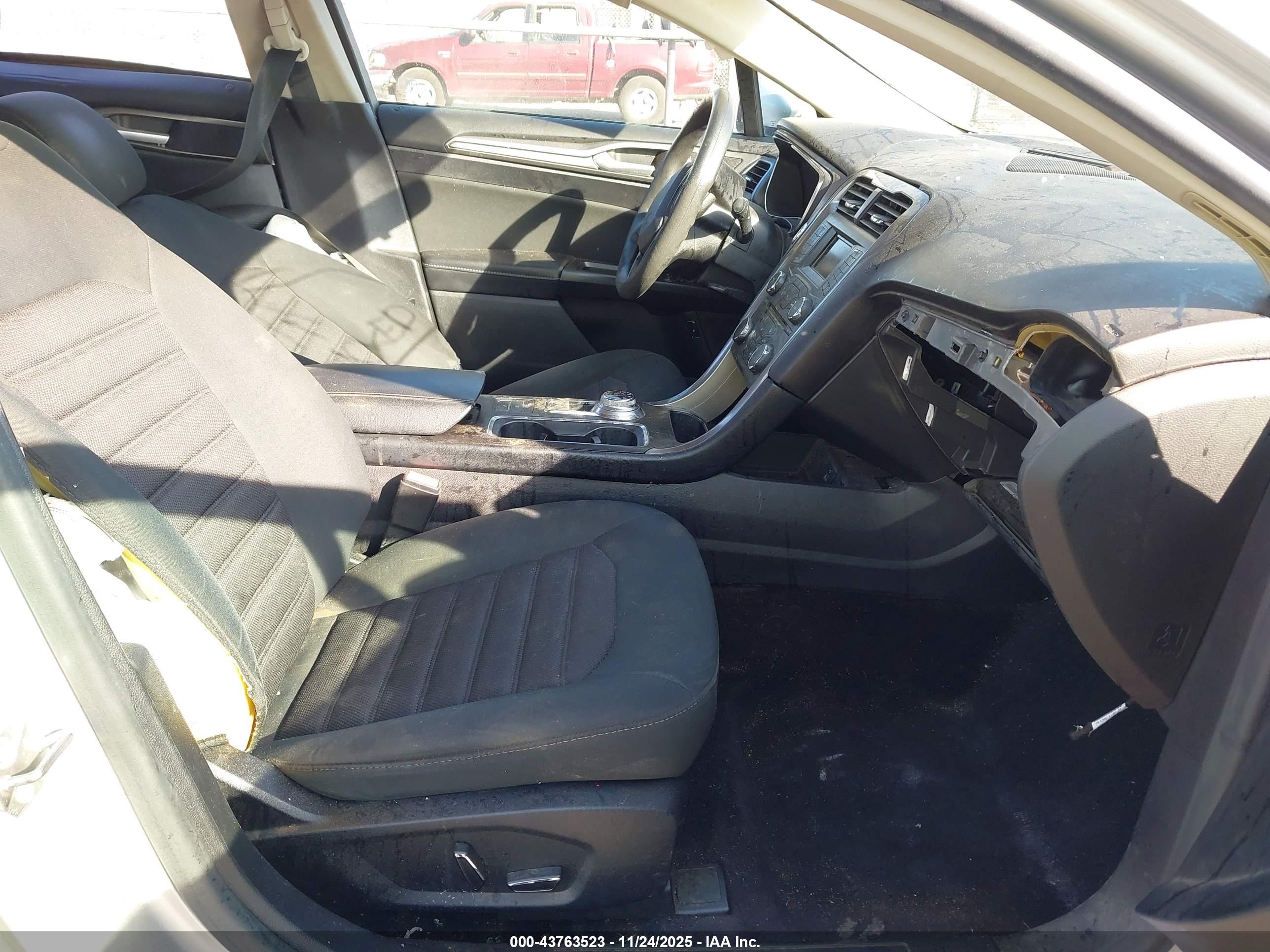 FORD FUSION image 5
