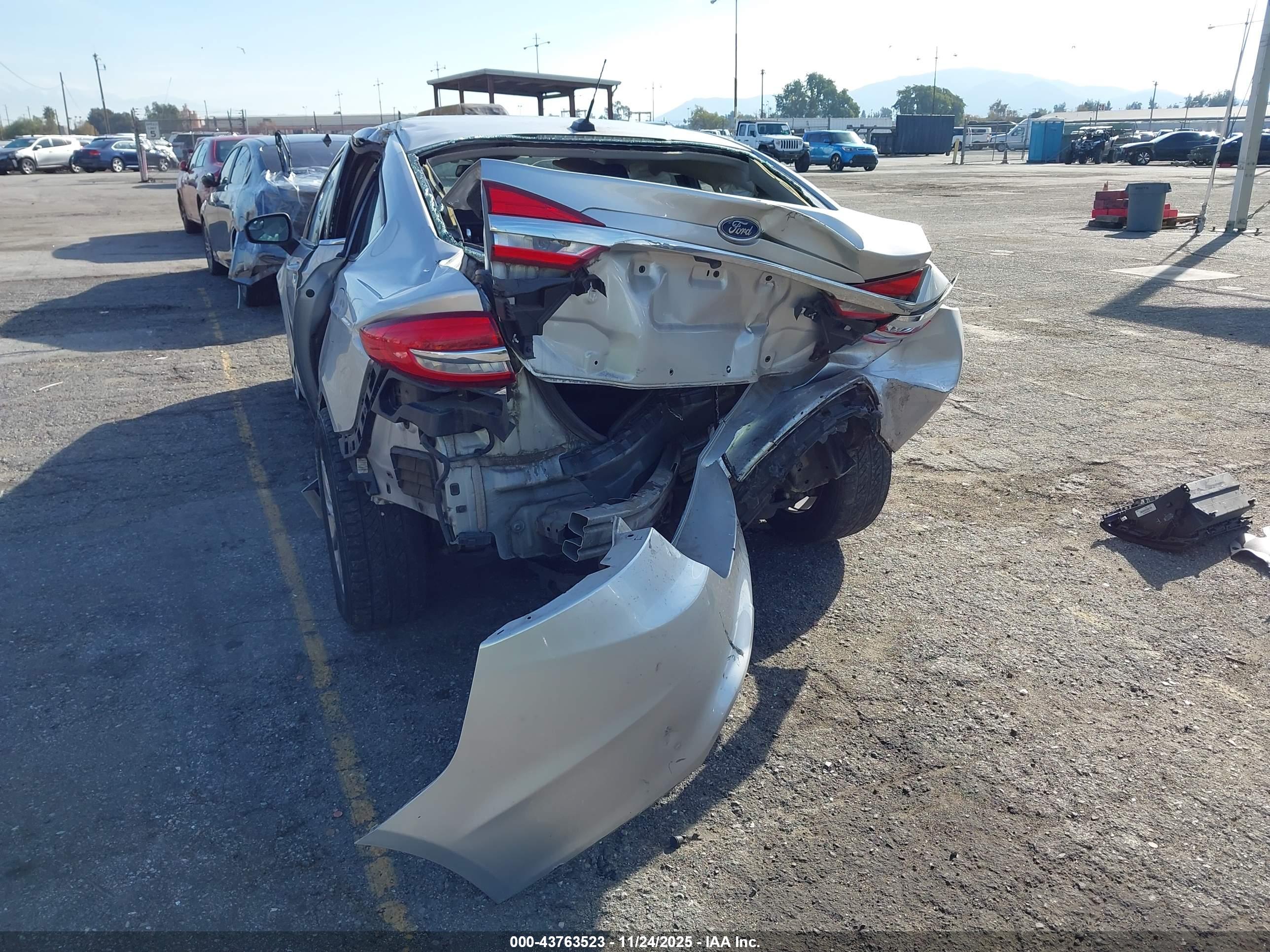 FORD FUSION image 6