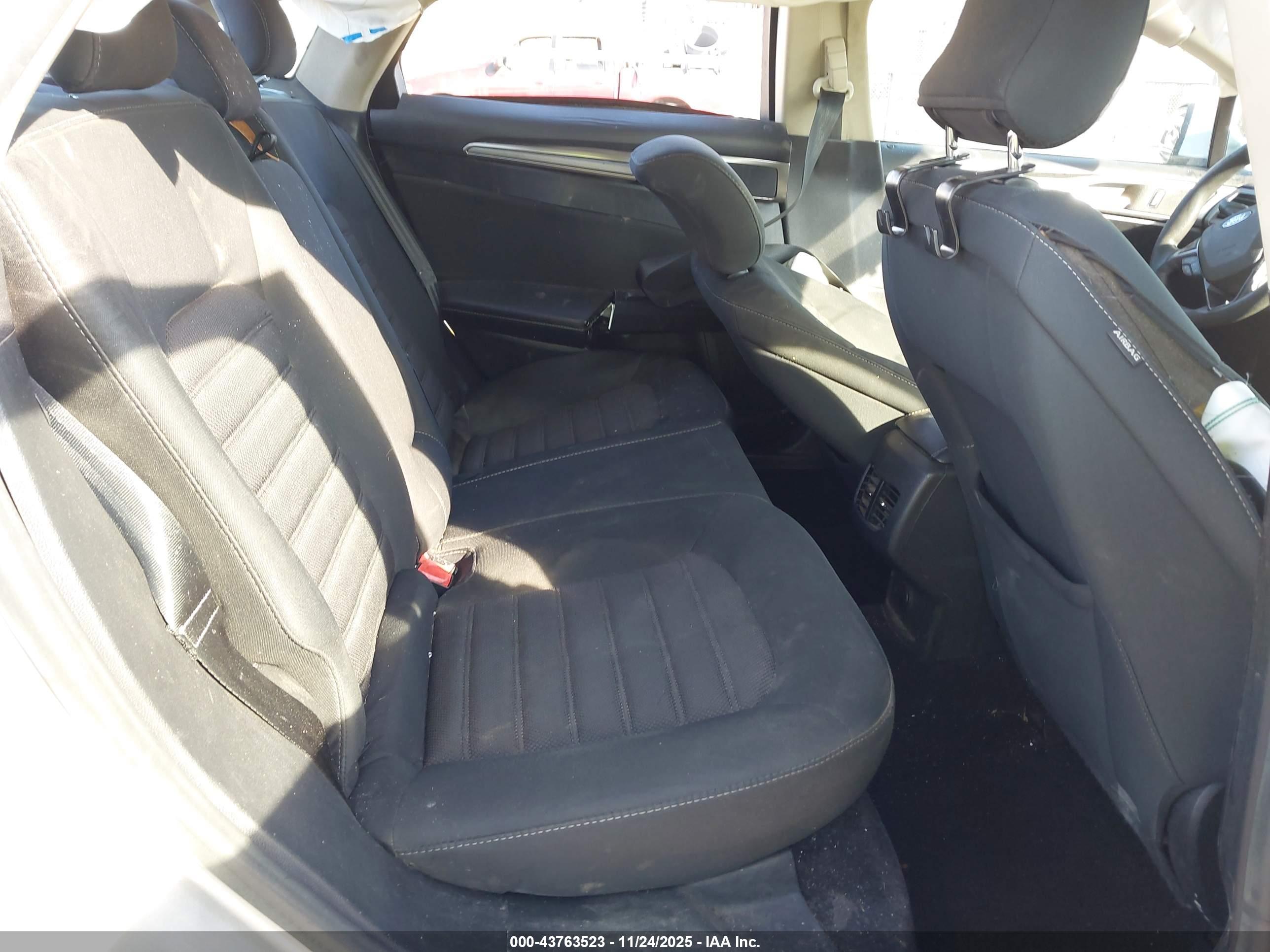 FORD FUSION image 8