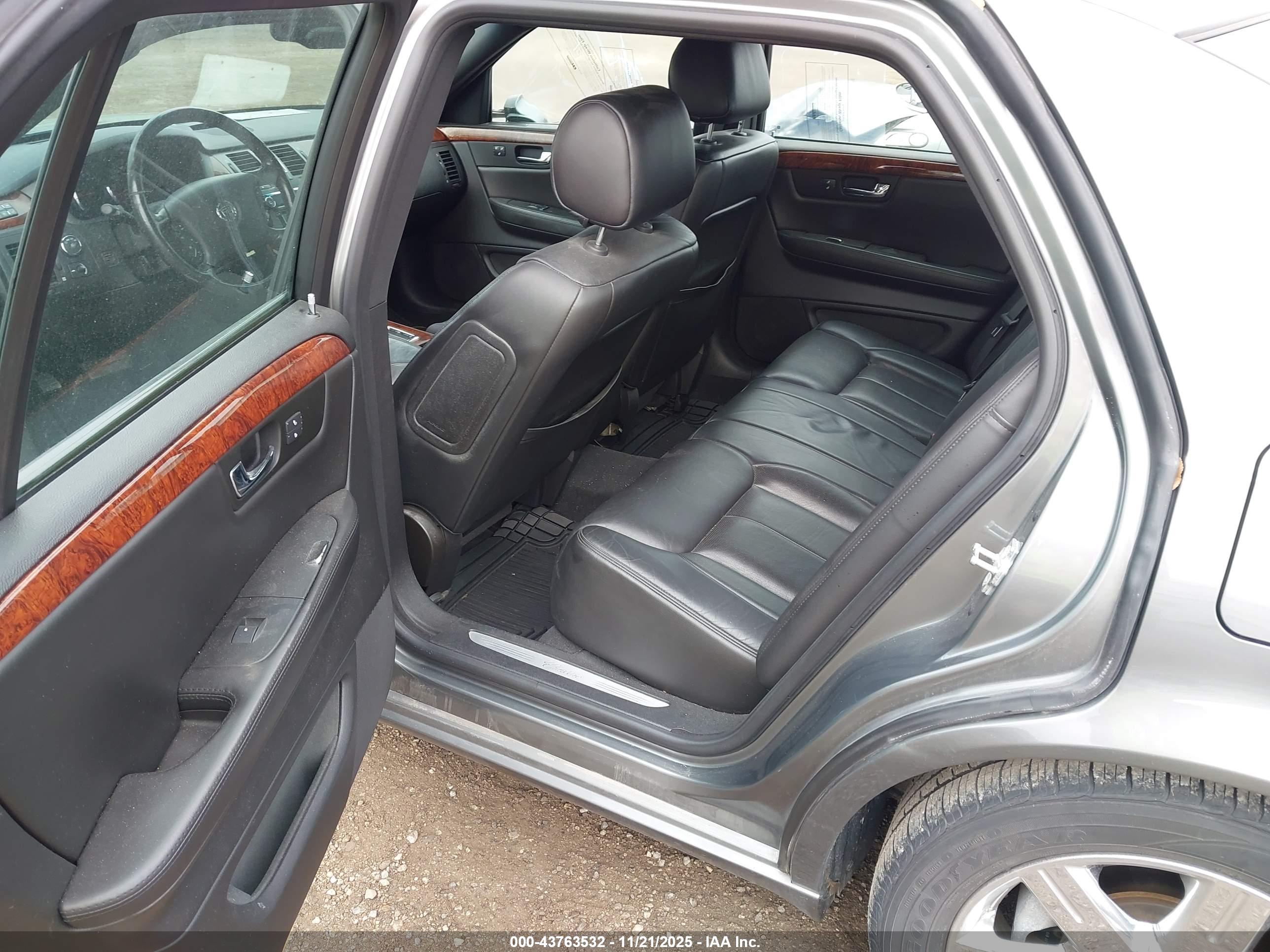 CADILLAC DTS image 8