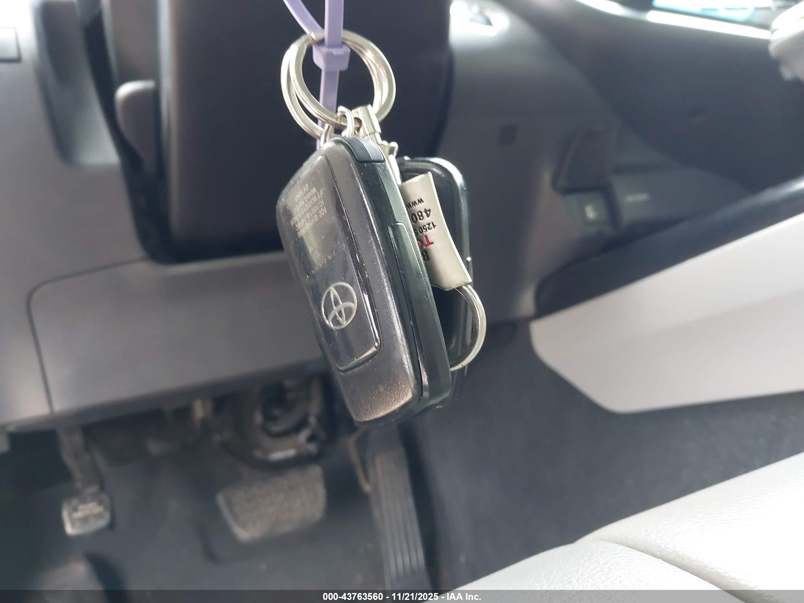 TOYOTA CAMRY image 11