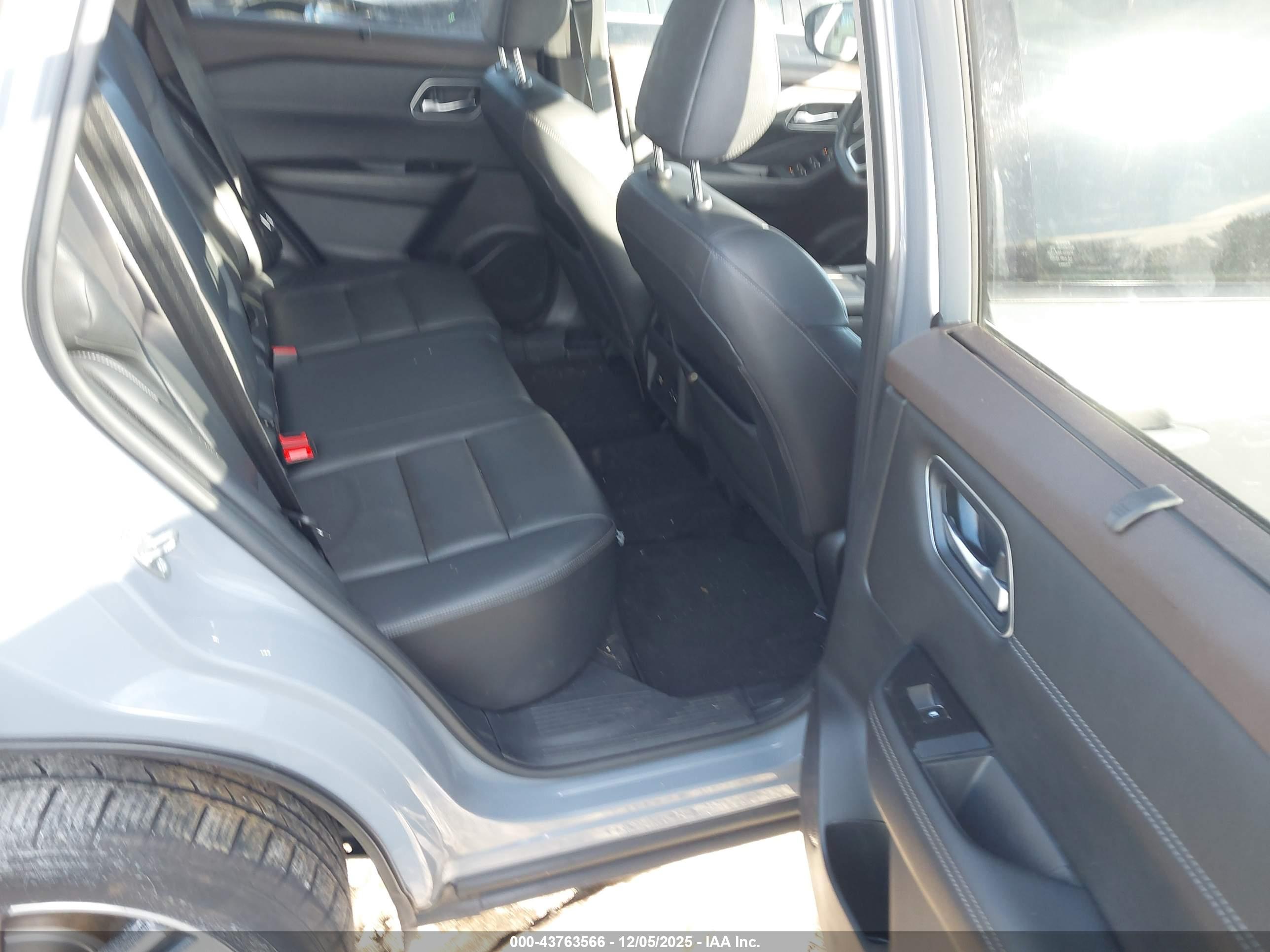 NISSAN ROGUE image 8