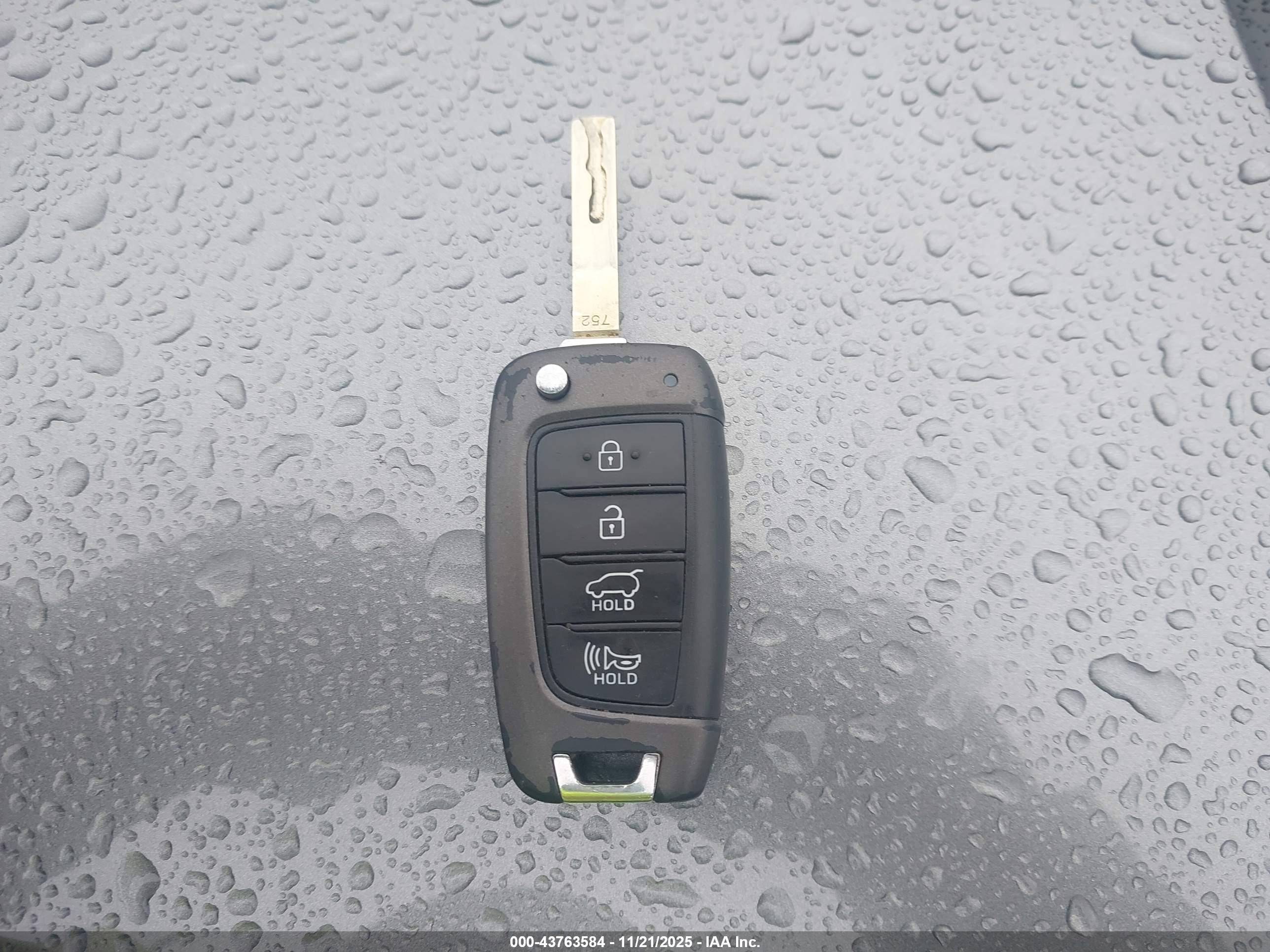 HYUNDAI SANTA image 11