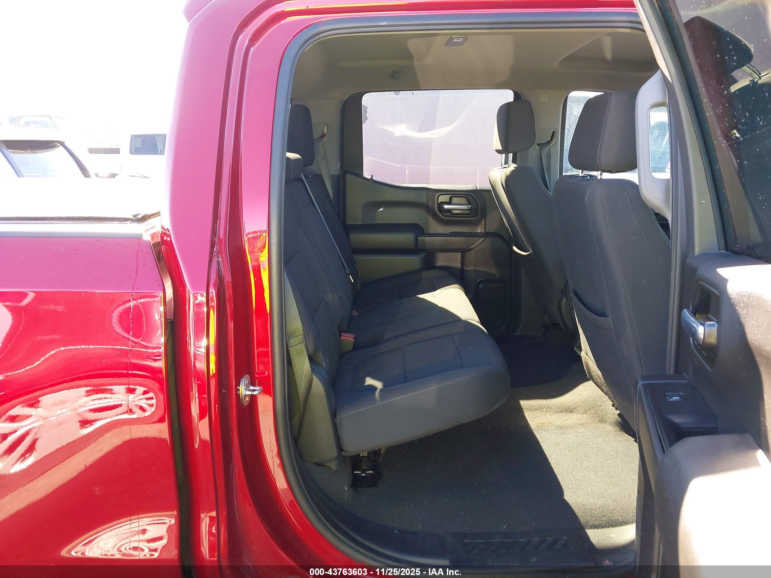 CHEVROLET SILVERADO image 8