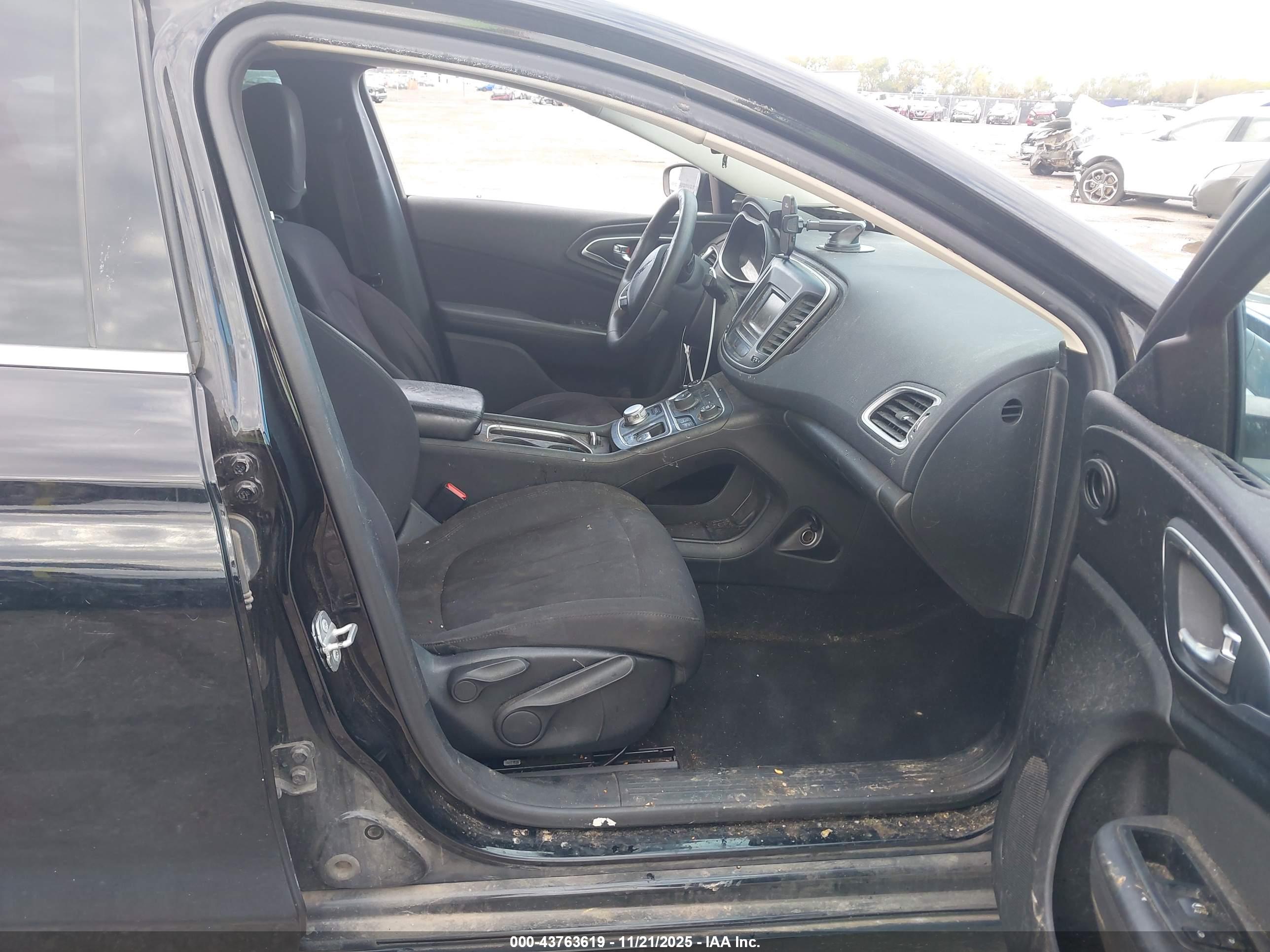 CHRYSLER 200 image 5