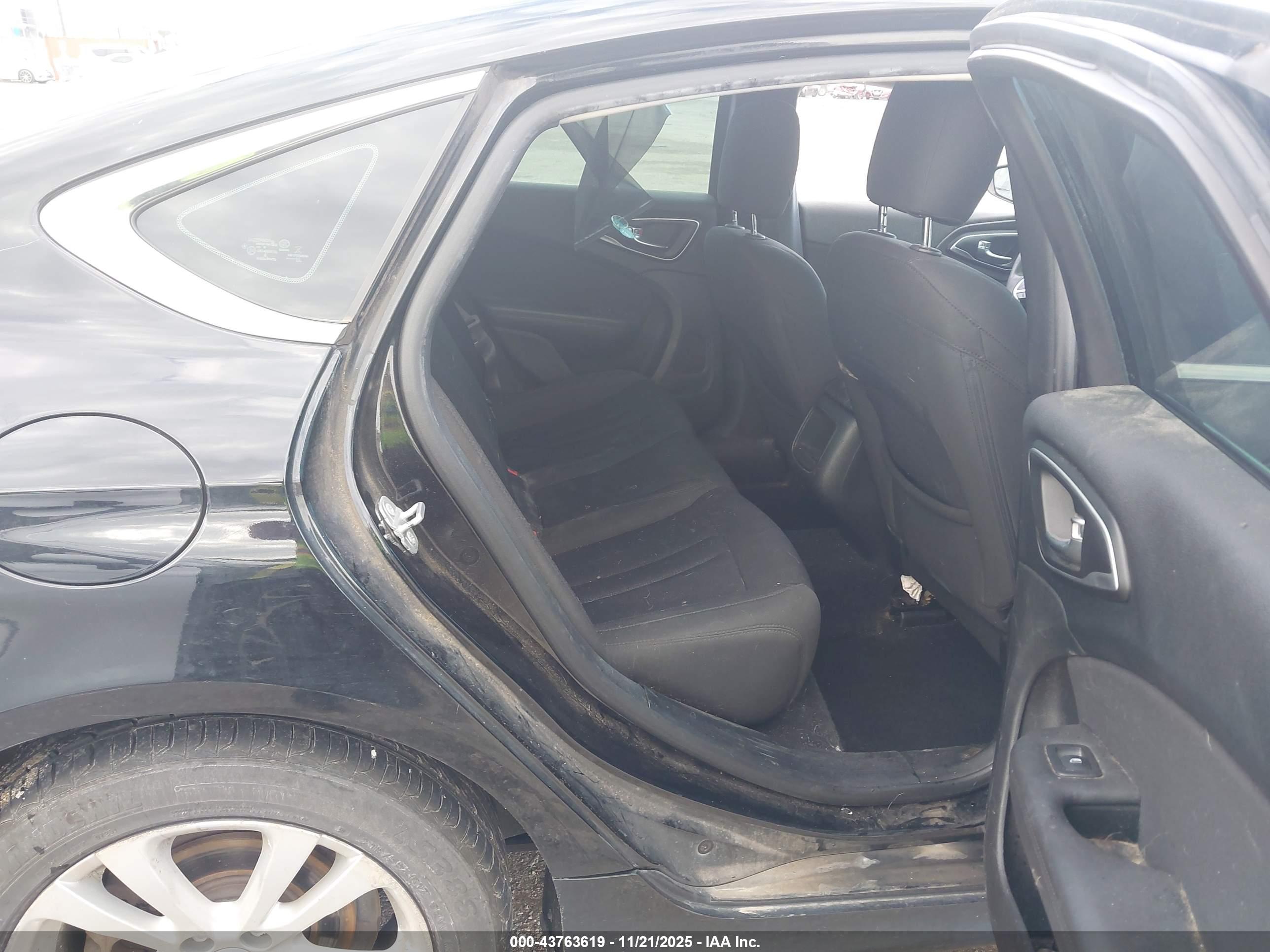 CHRYSLER 200 image 8