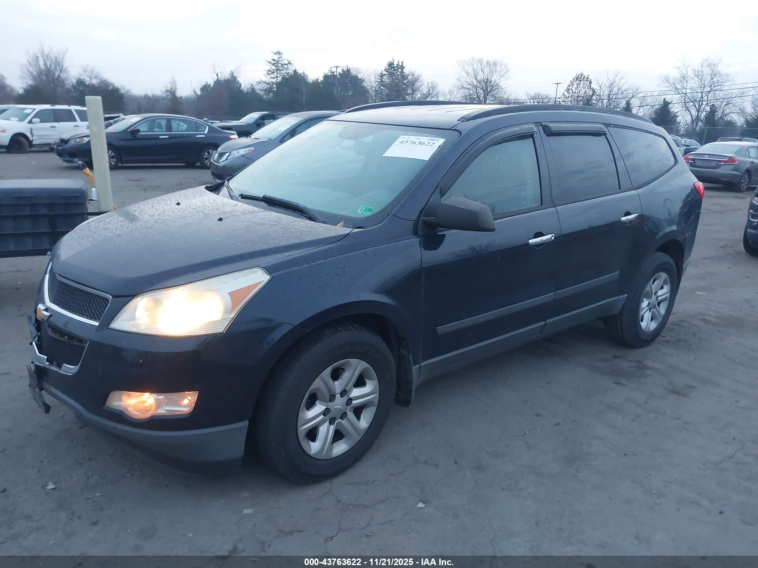 CHEVROLET TRAVERSE image 2