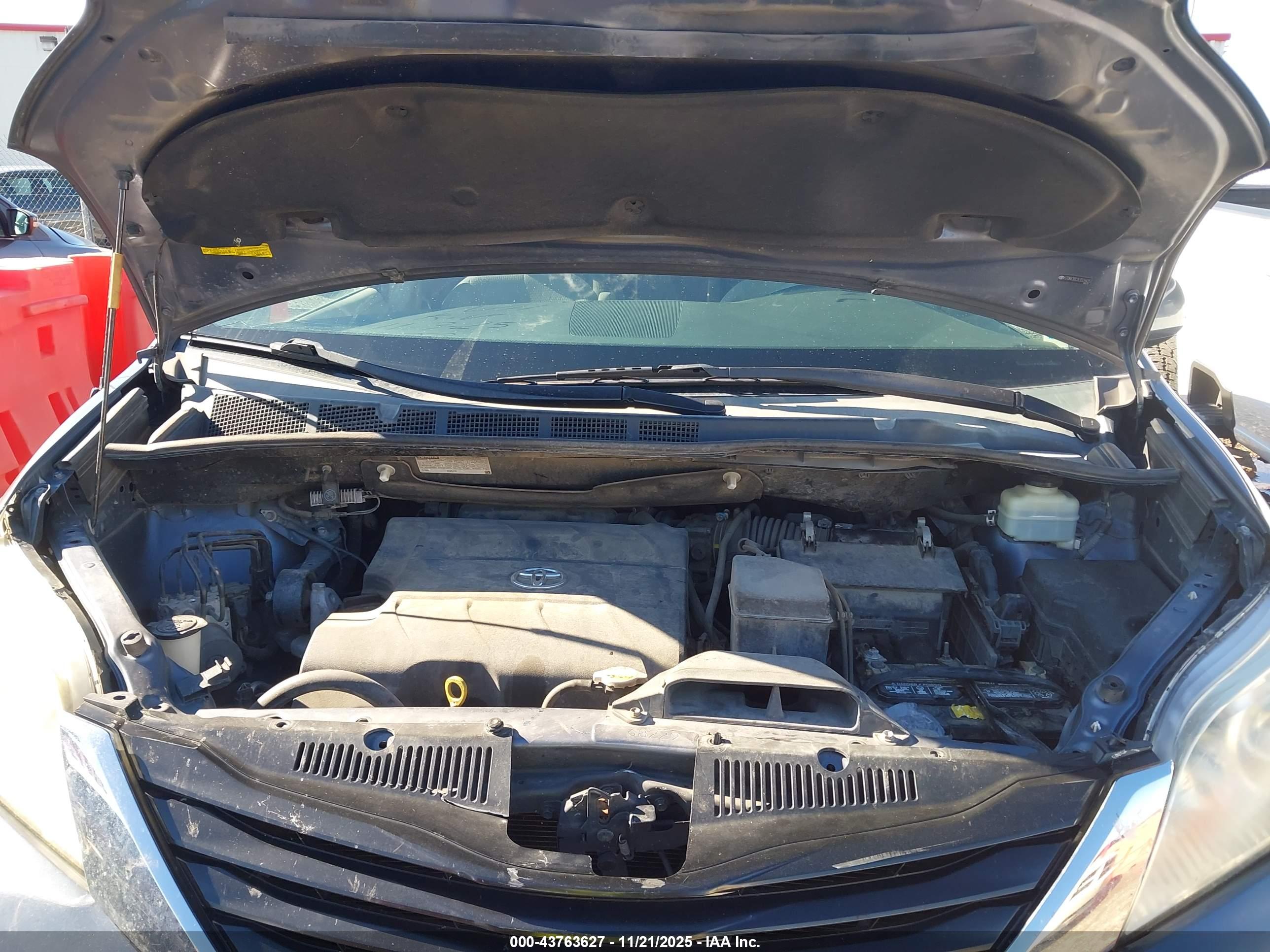 TOYOTA SIENNA image 10