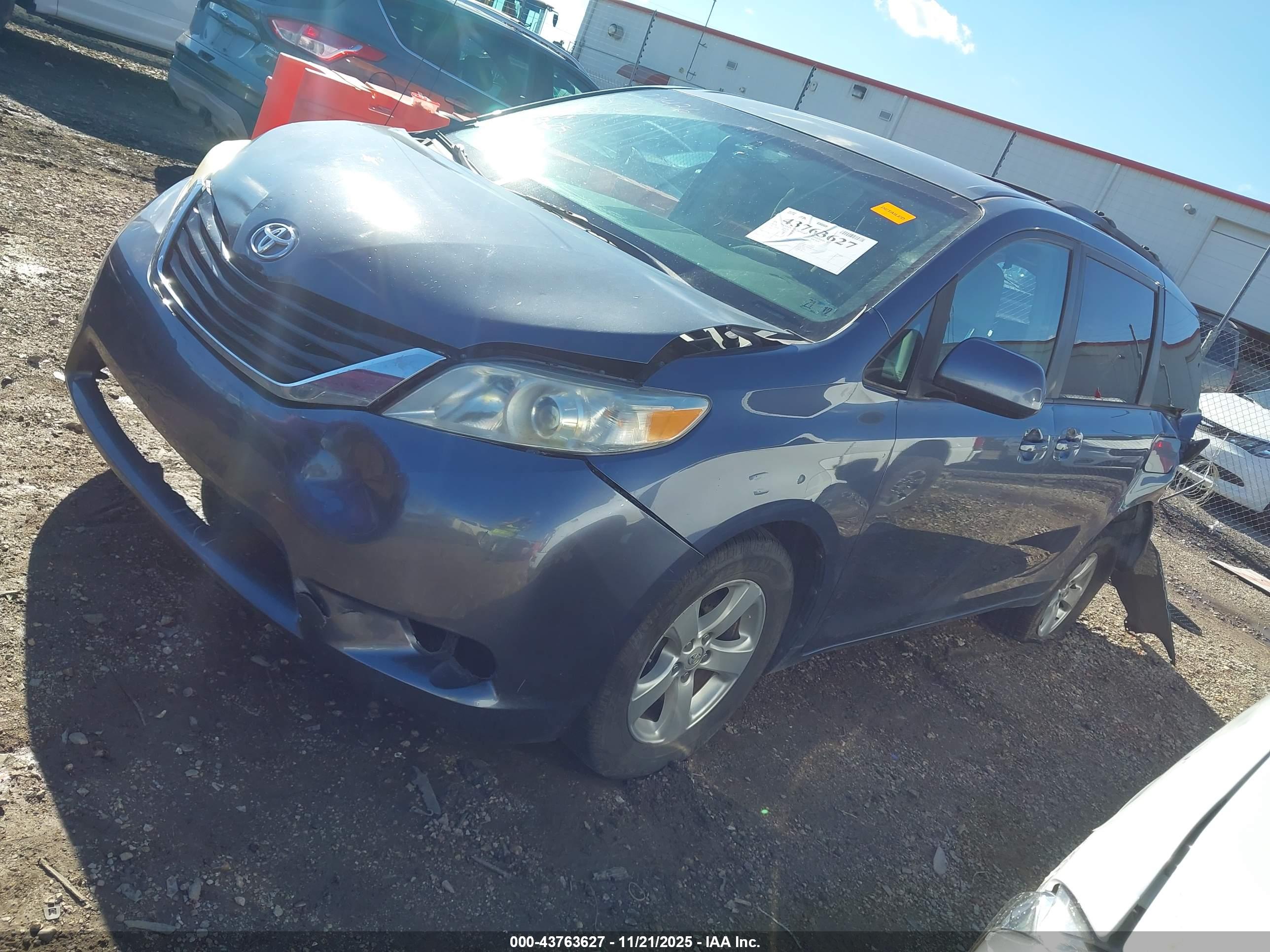 TOYOTA SIENNA image 2