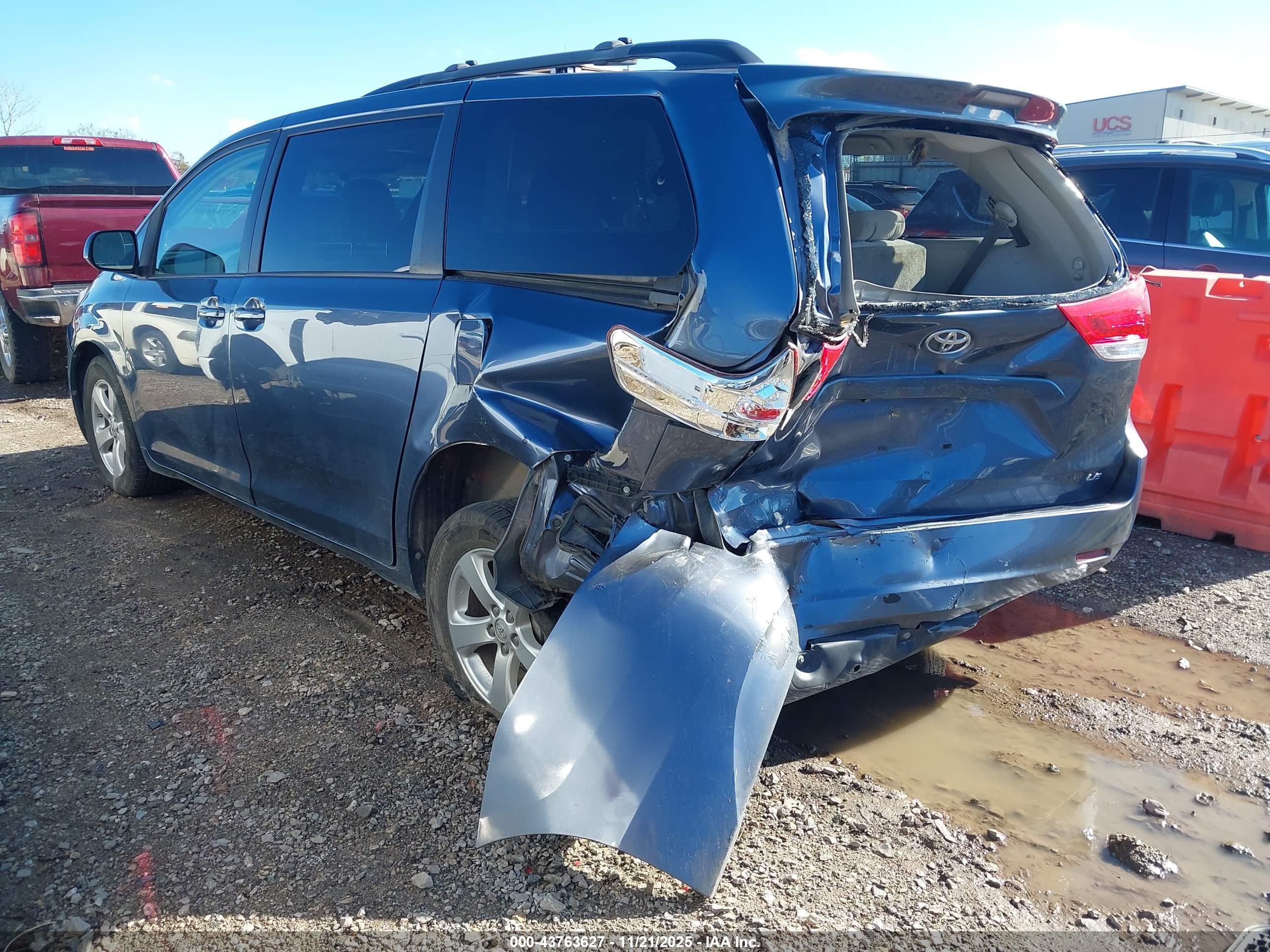 TOYOTA SIENNA image 3