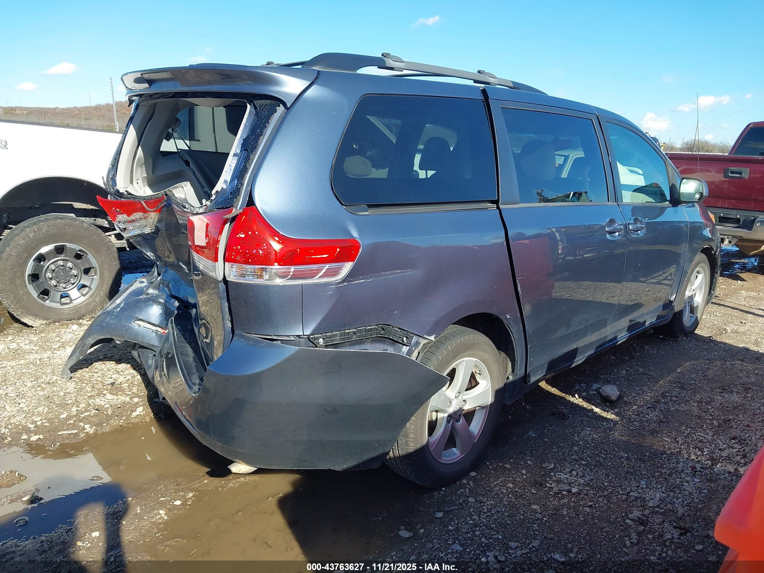 TOYOTA SIENNA image 4