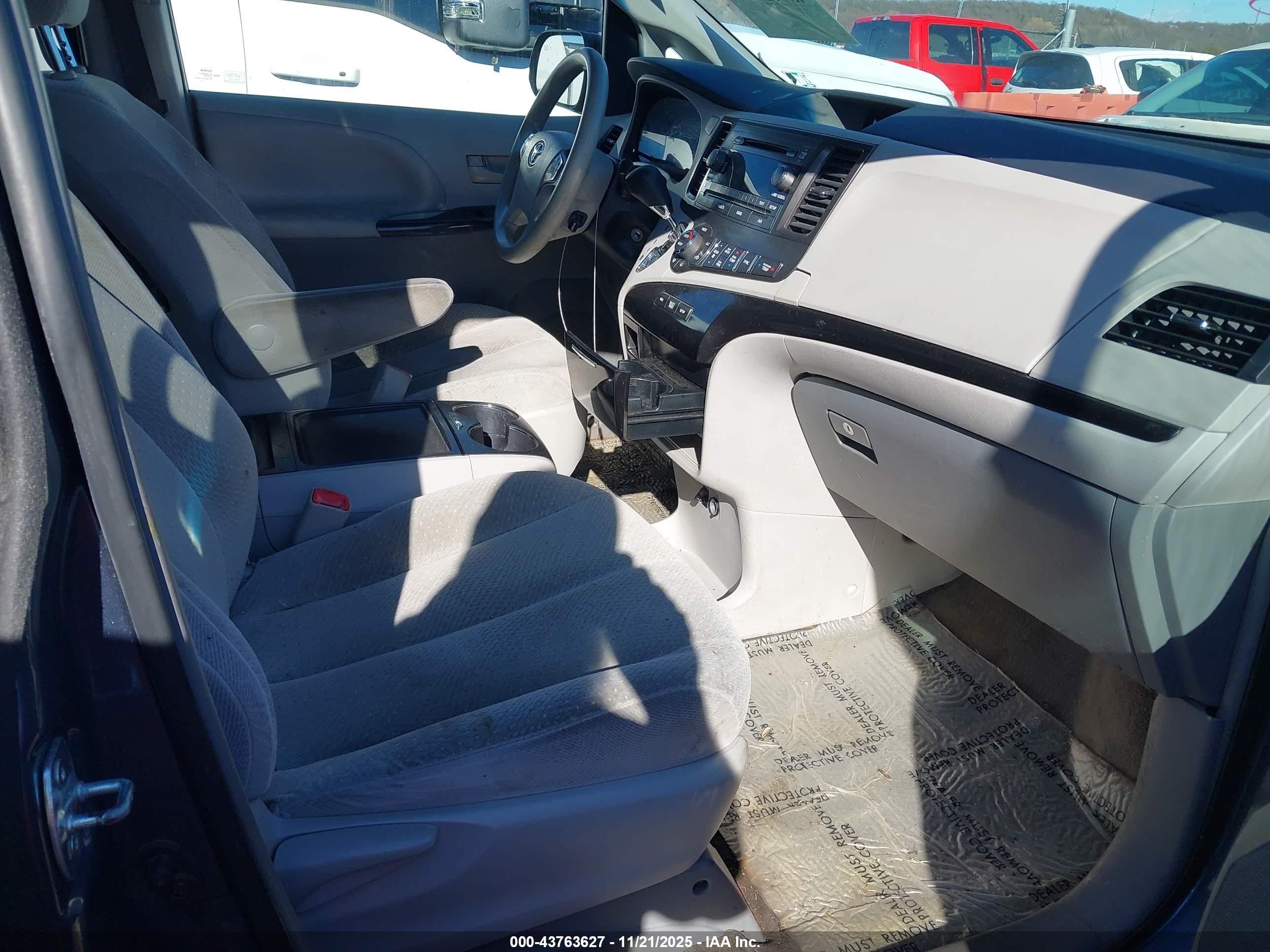 TOYOTA SIENNA image 5