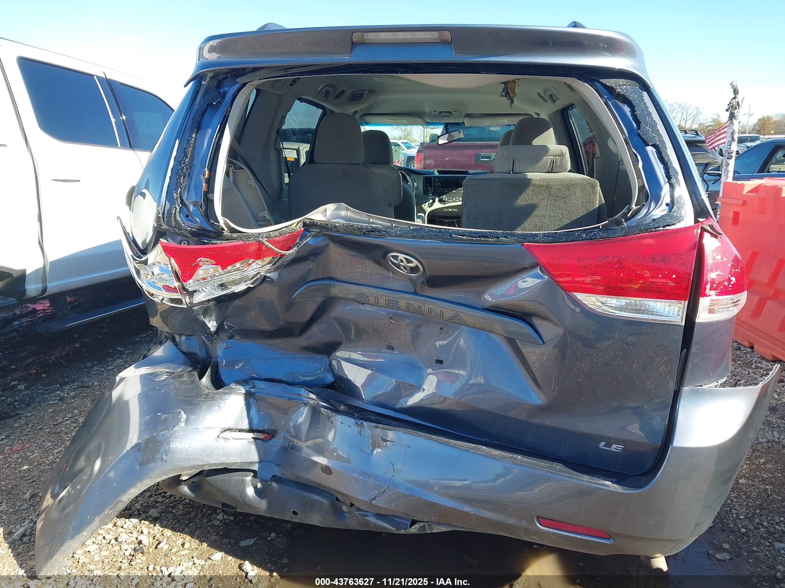 TOYOTA SIENNA image 6