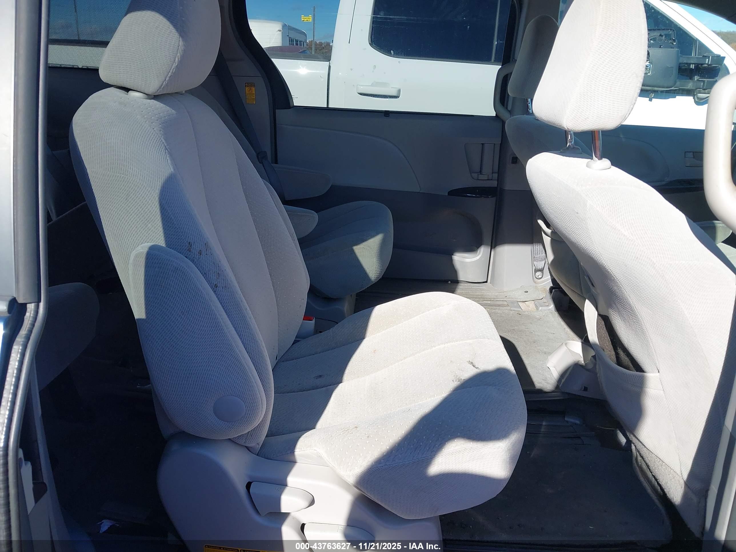 TOYOTA SIENNA image 8