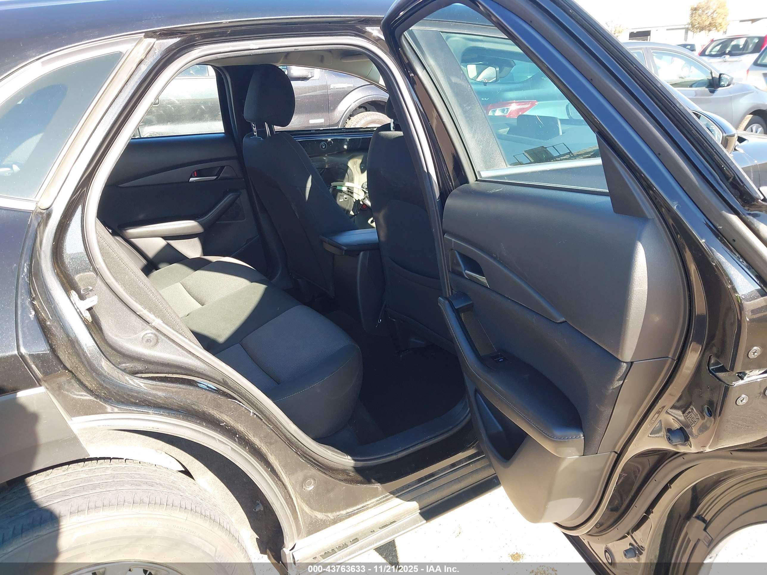MAZDA CX-30 image 8