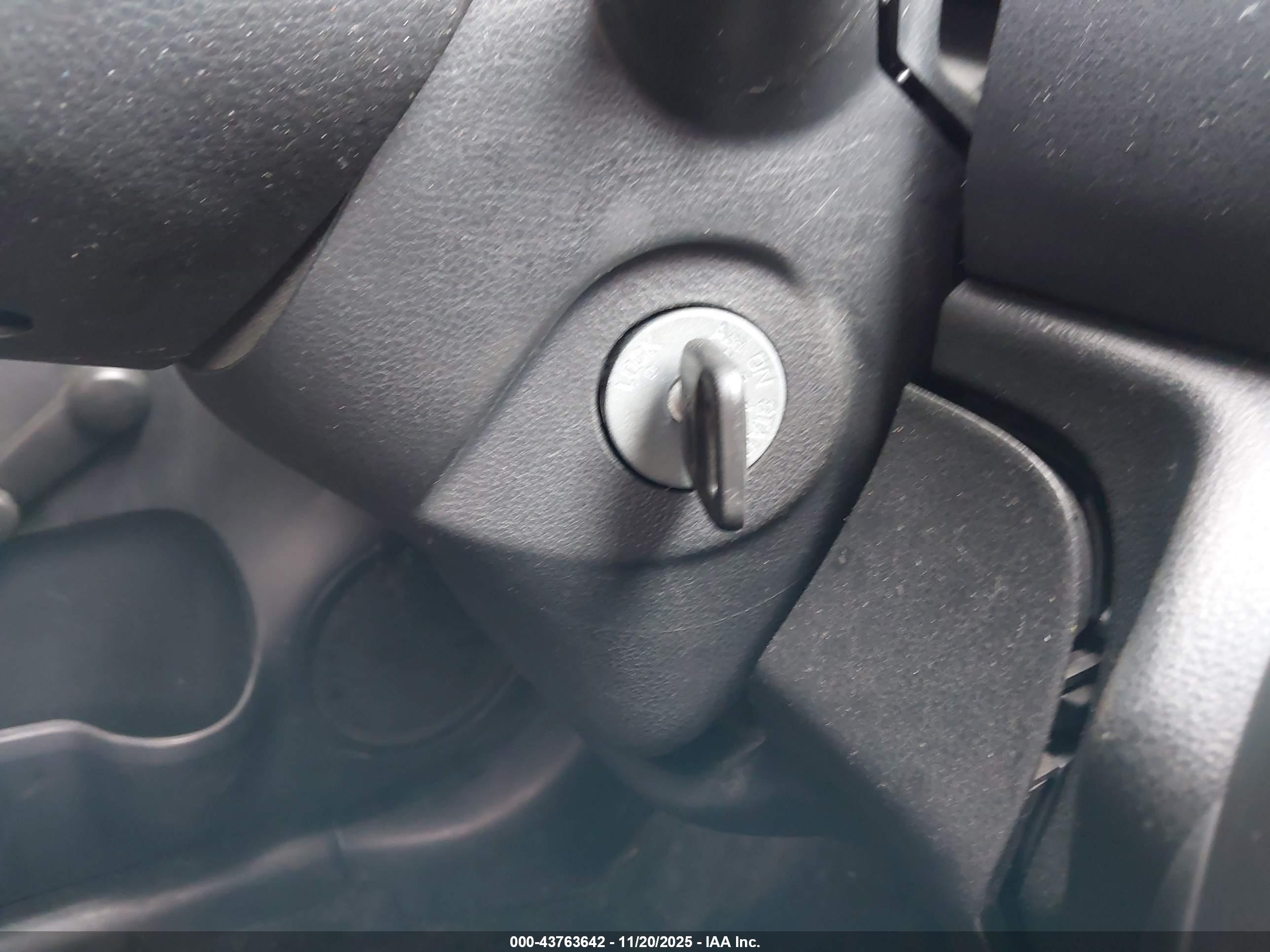NISSAN VERSA image 11
