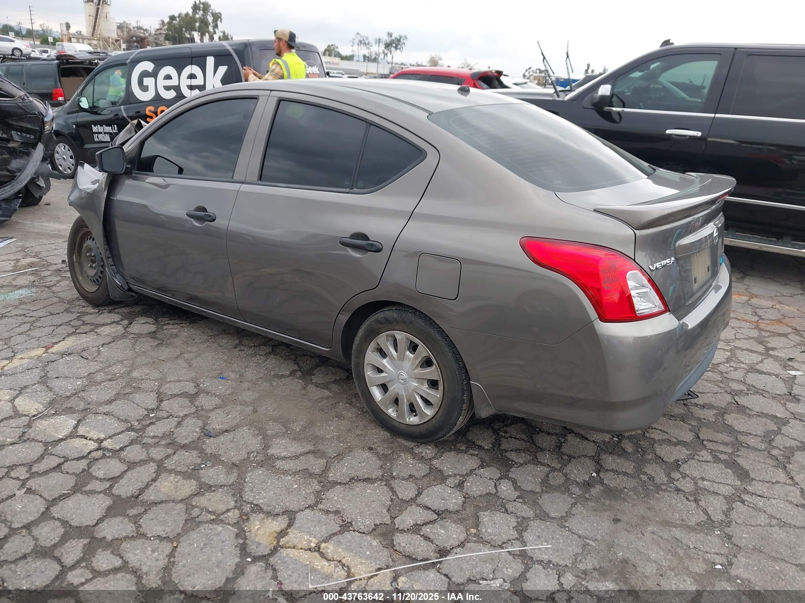 NISSAN VERSA image 3