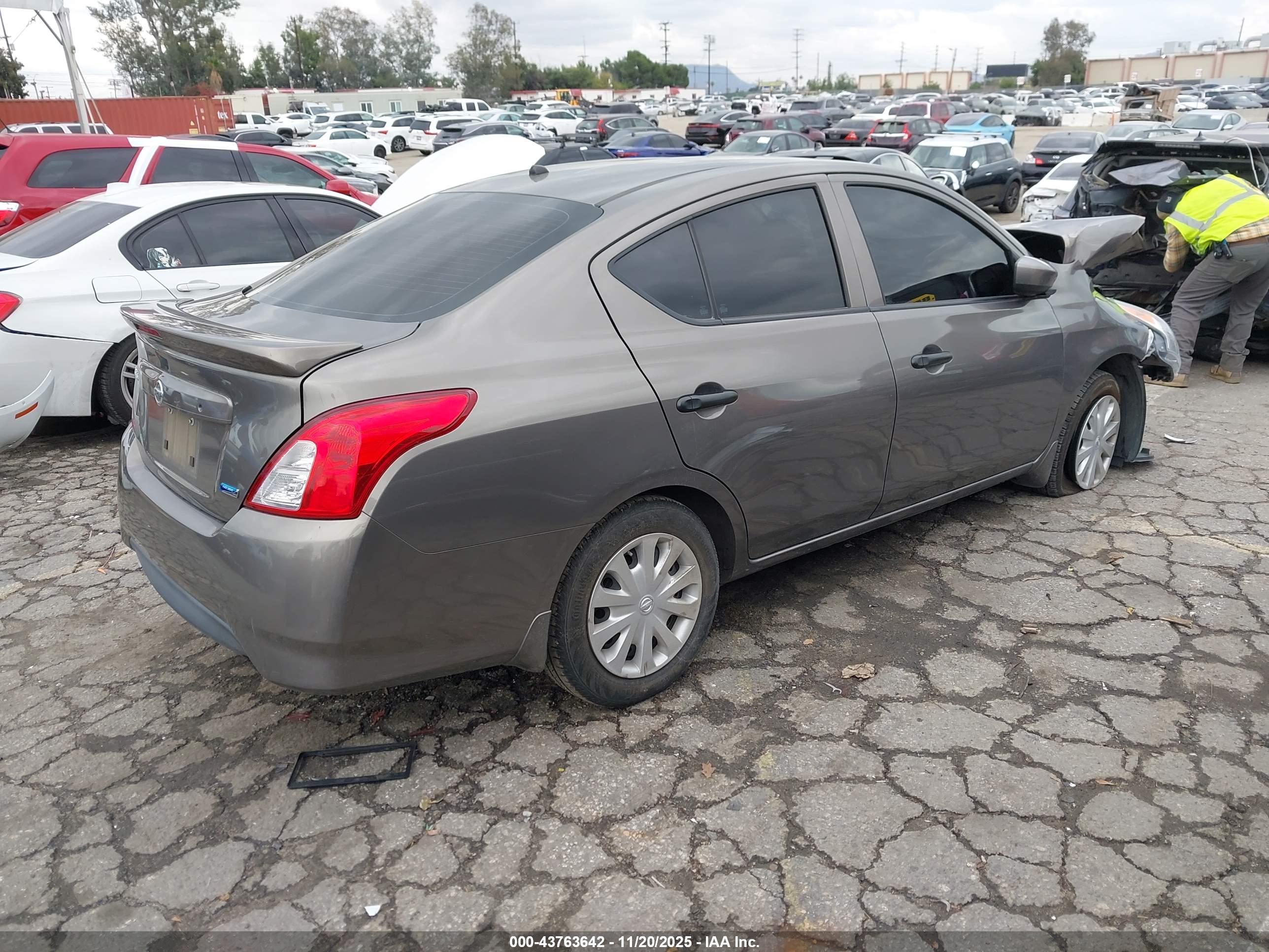 NISSAN VERSA image 4