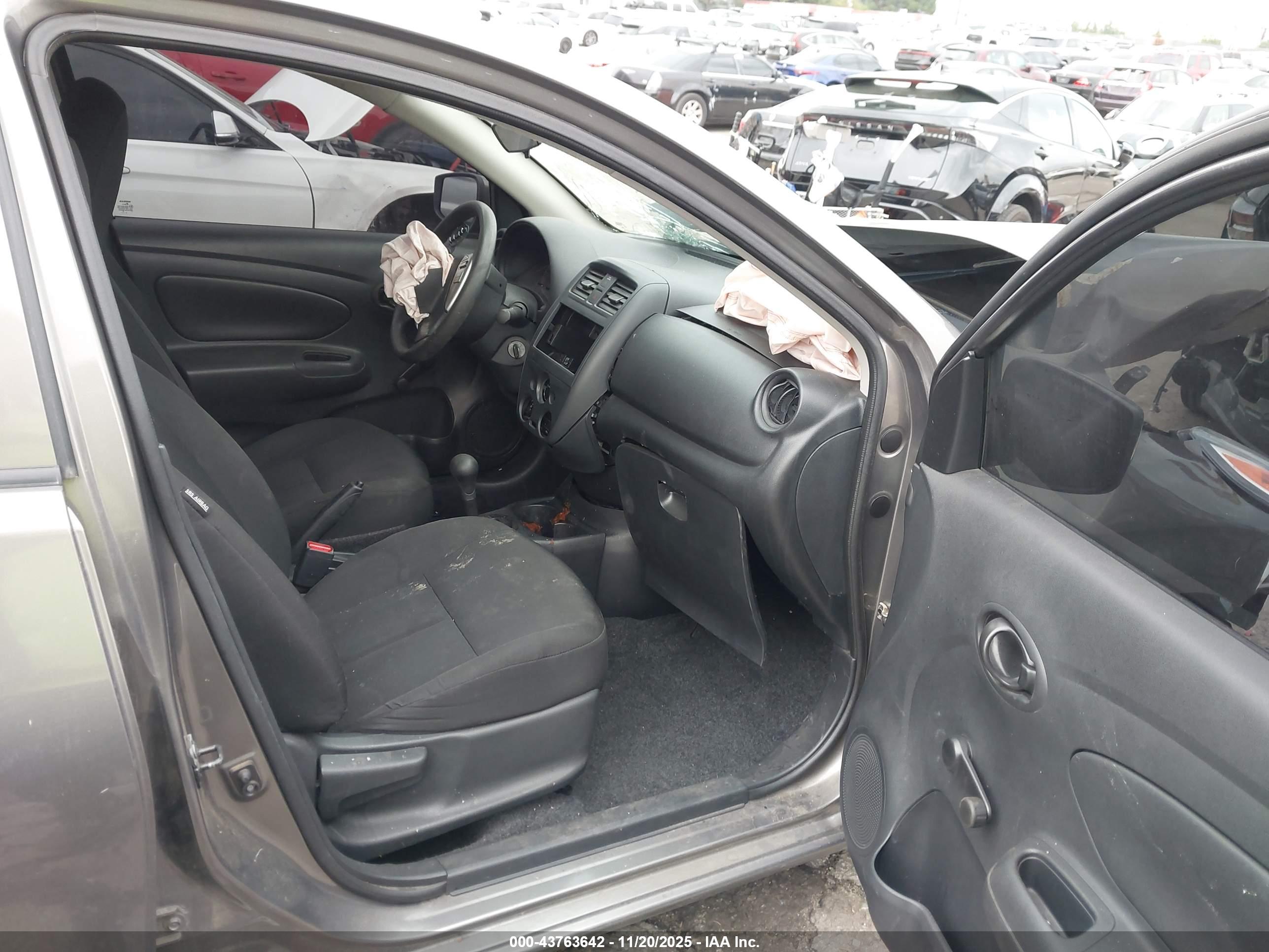 NISSAN VERSA image 5