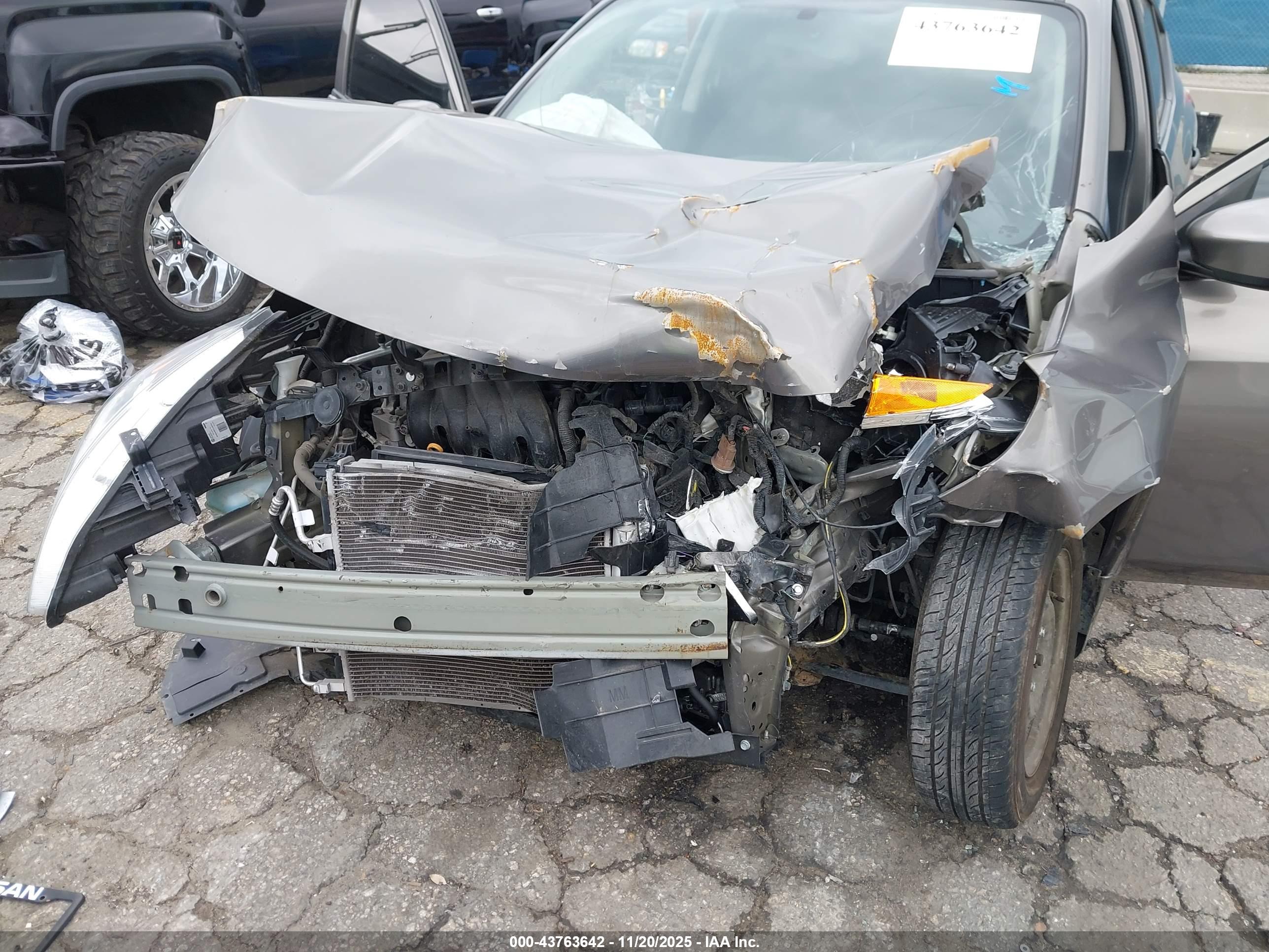 NISSAN VERSA image 6