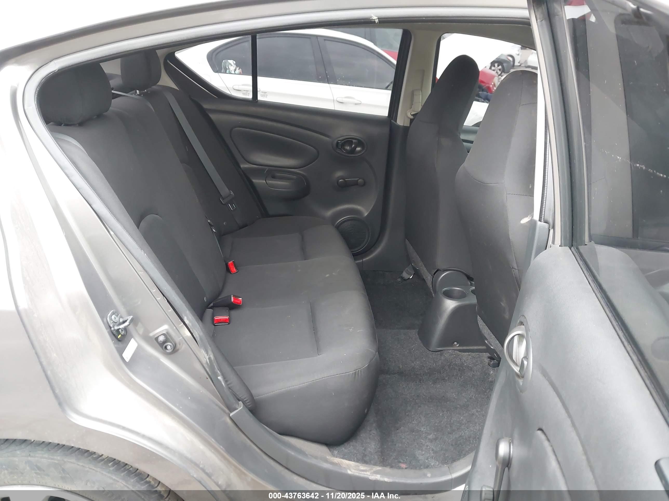 NISSAN VERSA image 8