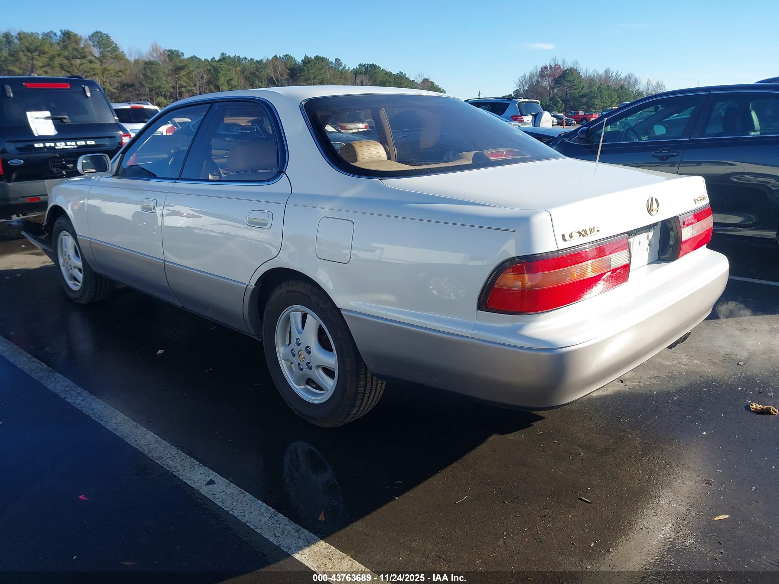 LEXUS ES image 3