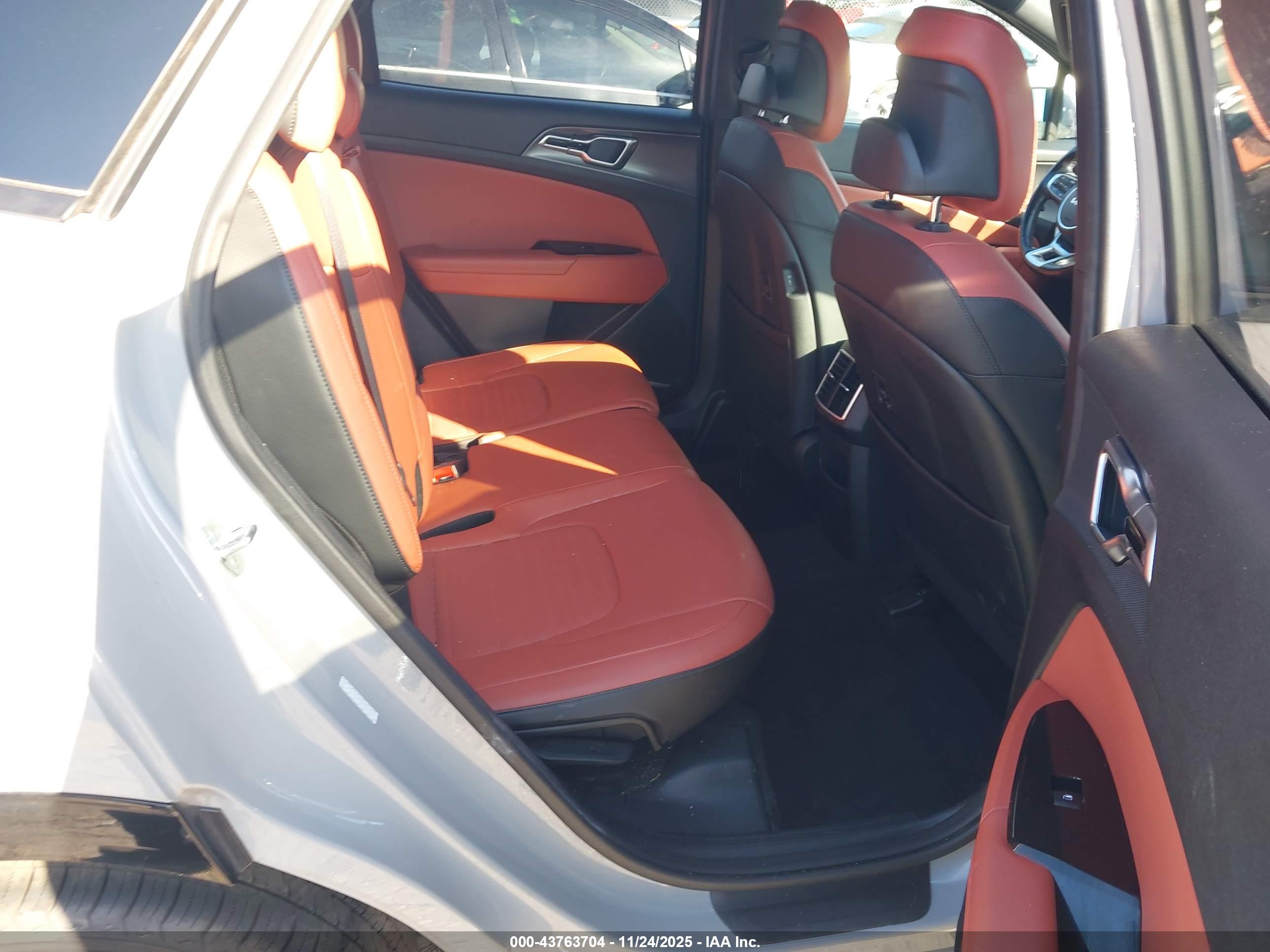 KIA SPORTAGE image 8