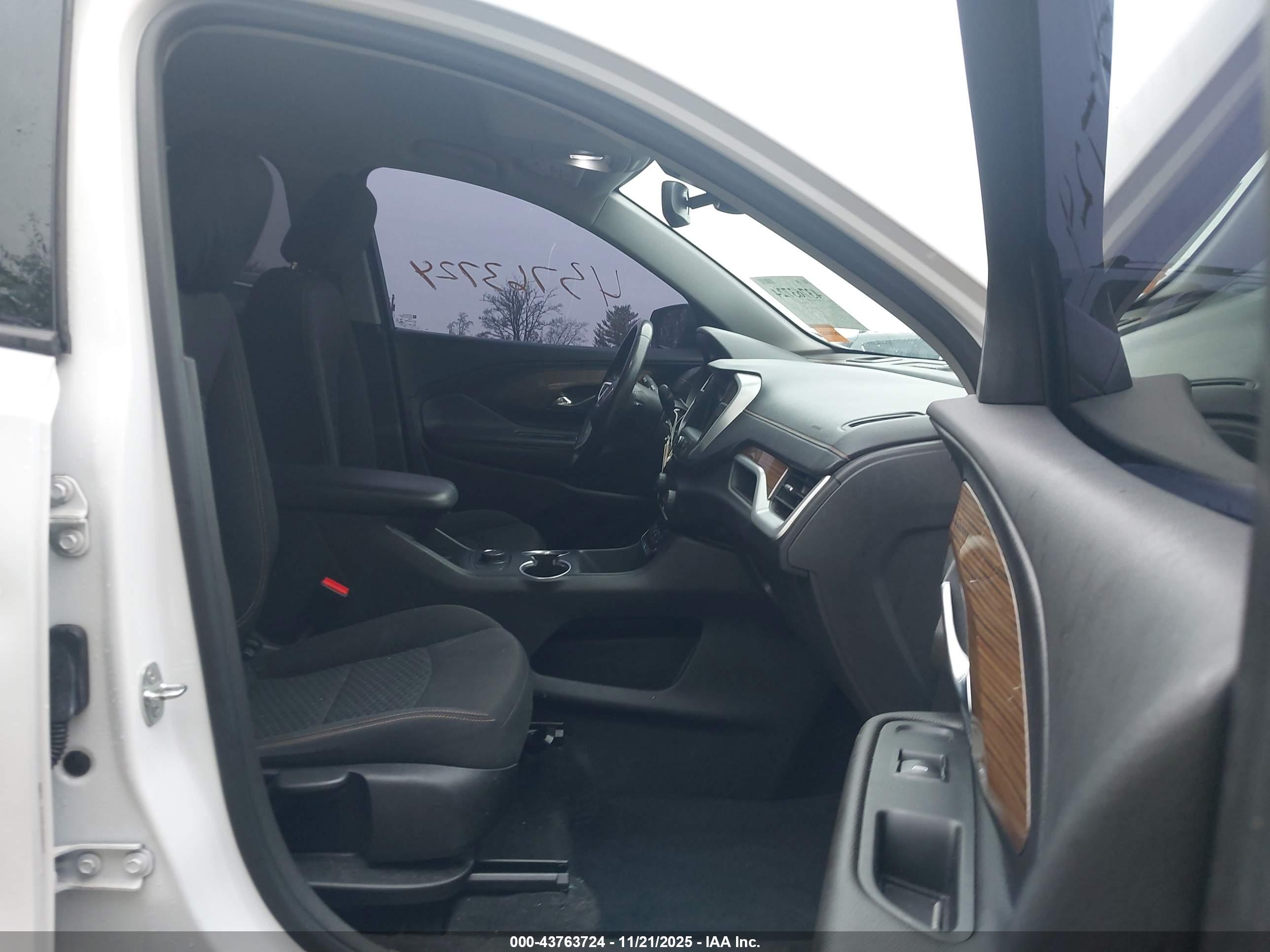 GMC TERRAIN image 5