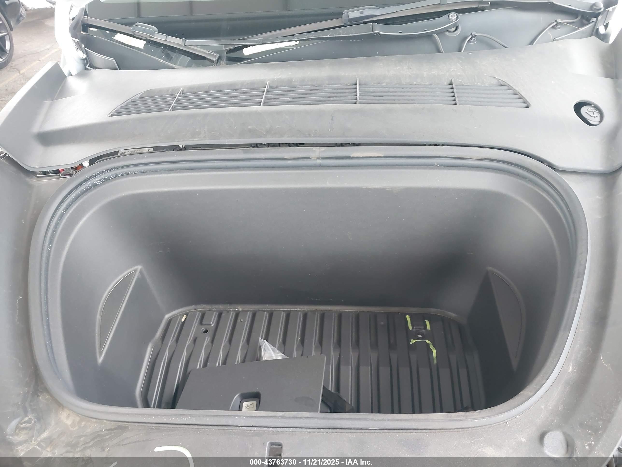 TESLA MODEL image 10