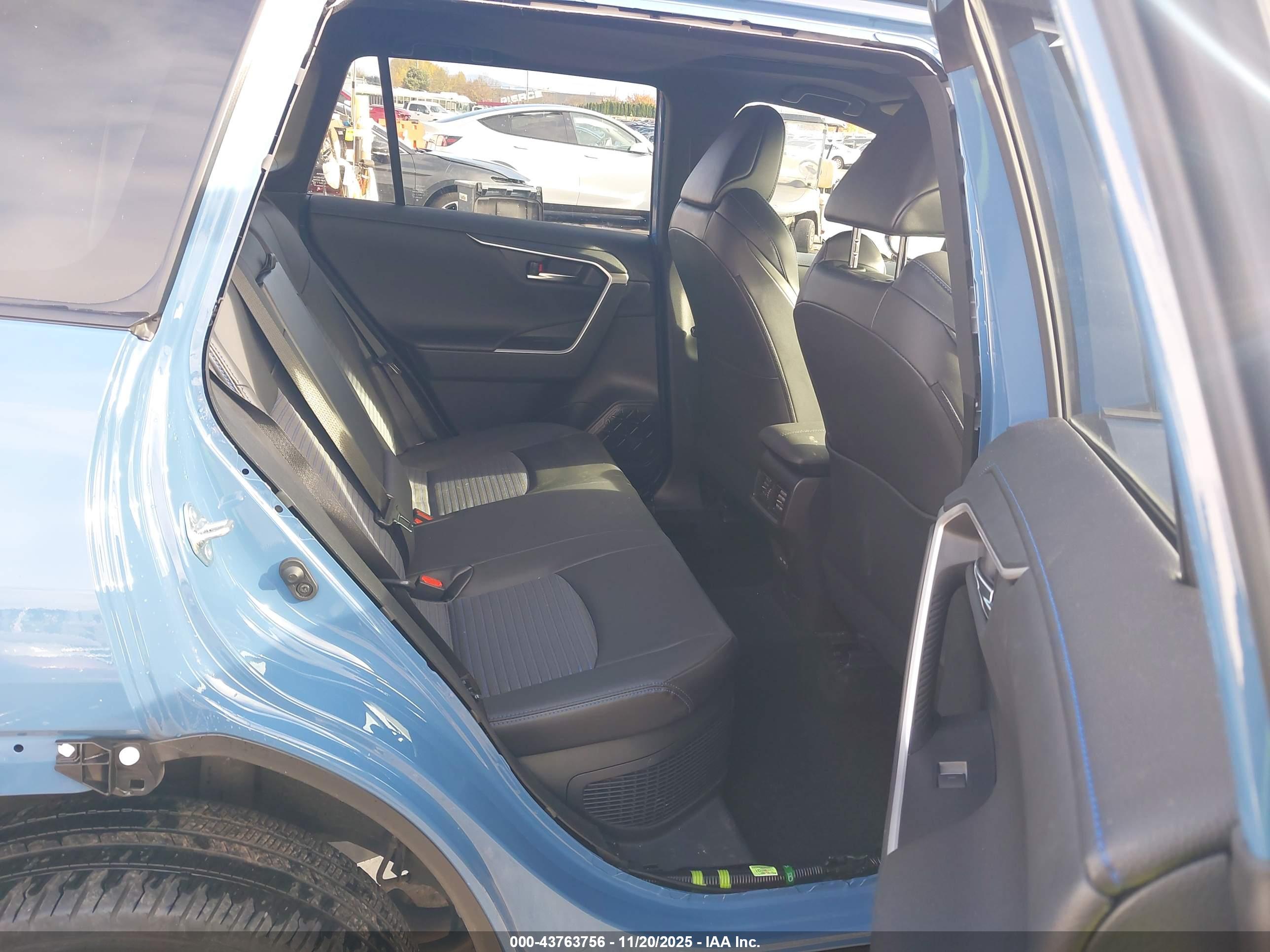 TOYOTA RAV4 image 8