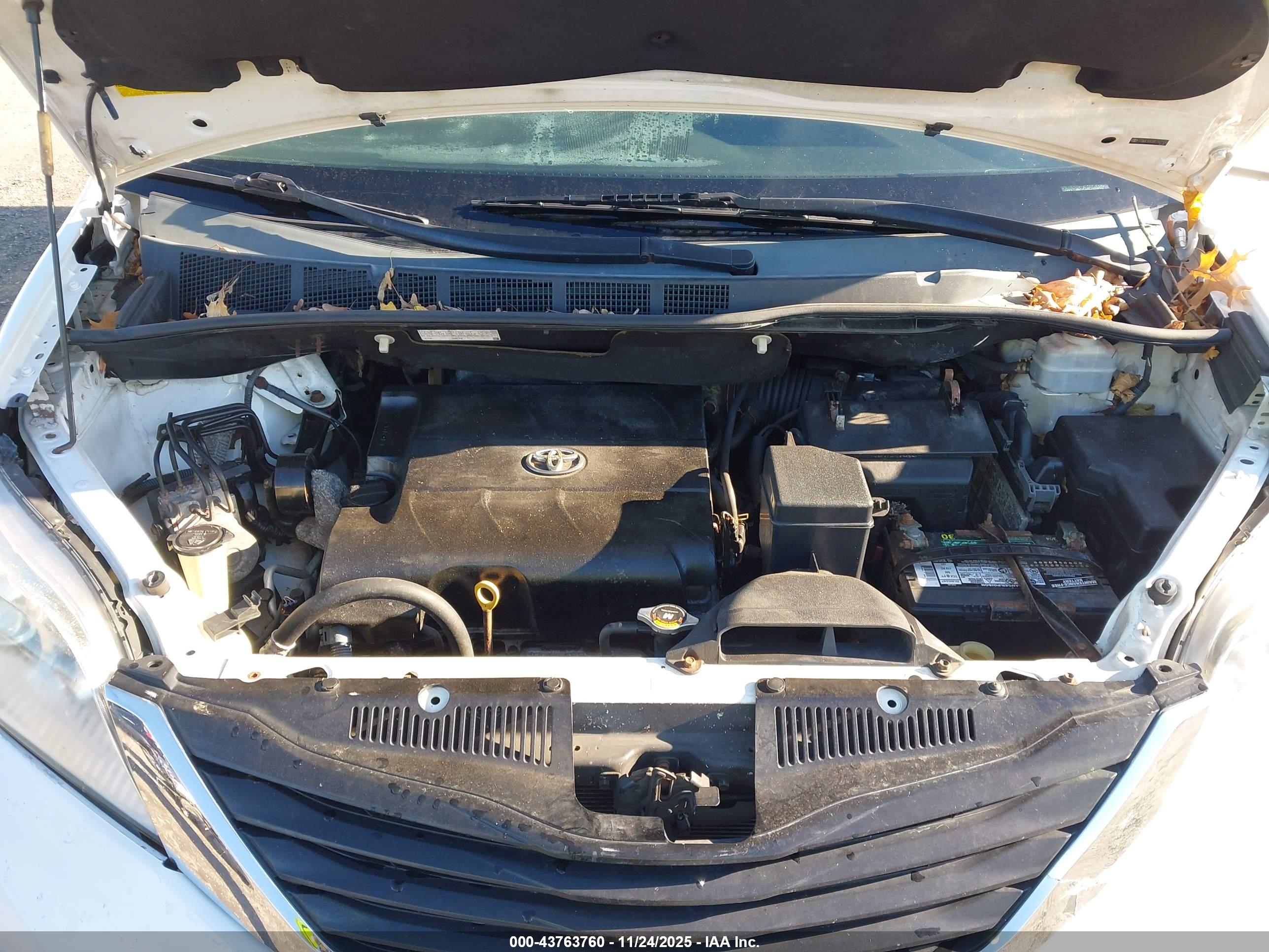 TOYOTA SIENNA image 10