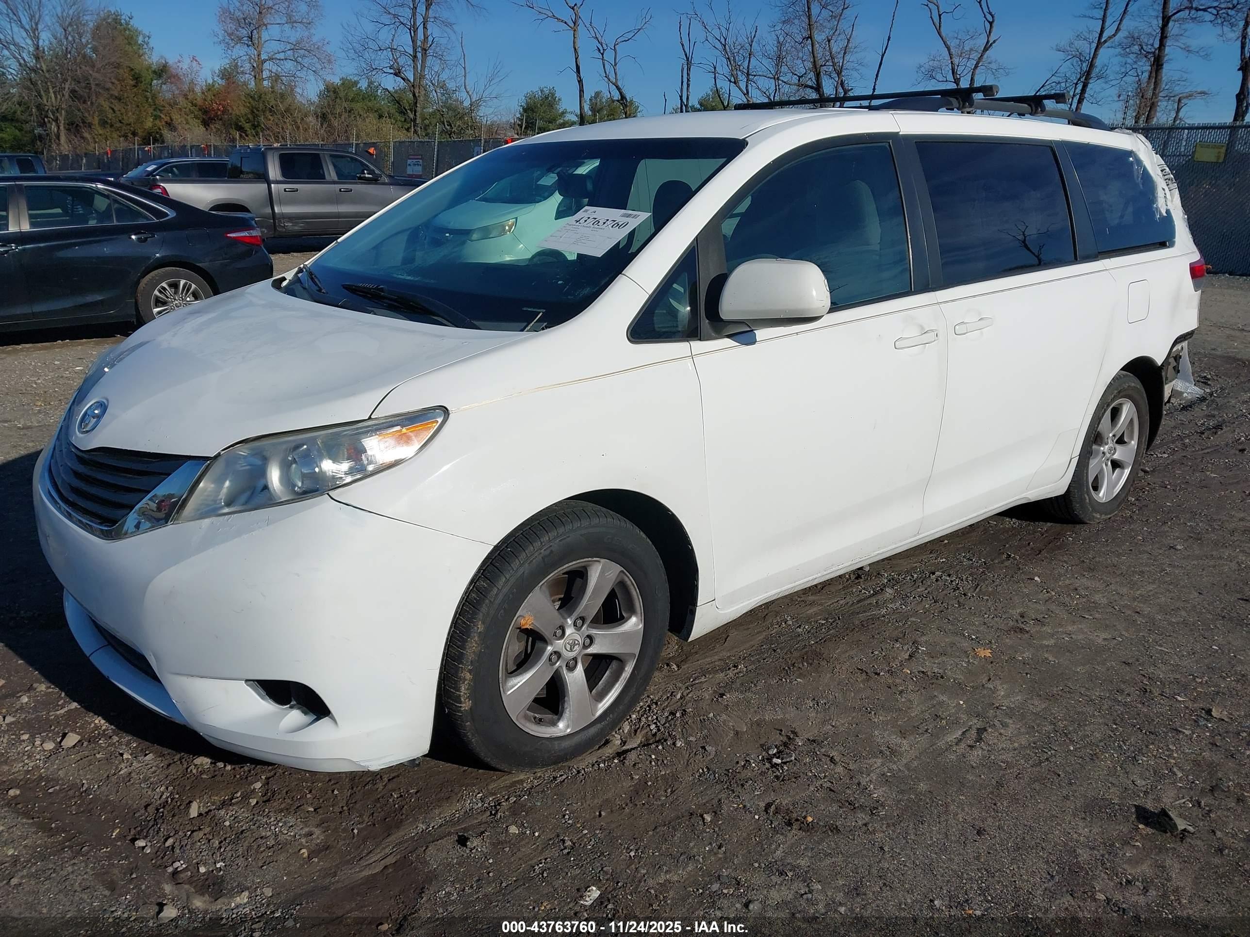 TOYOTA SIENNA image 2