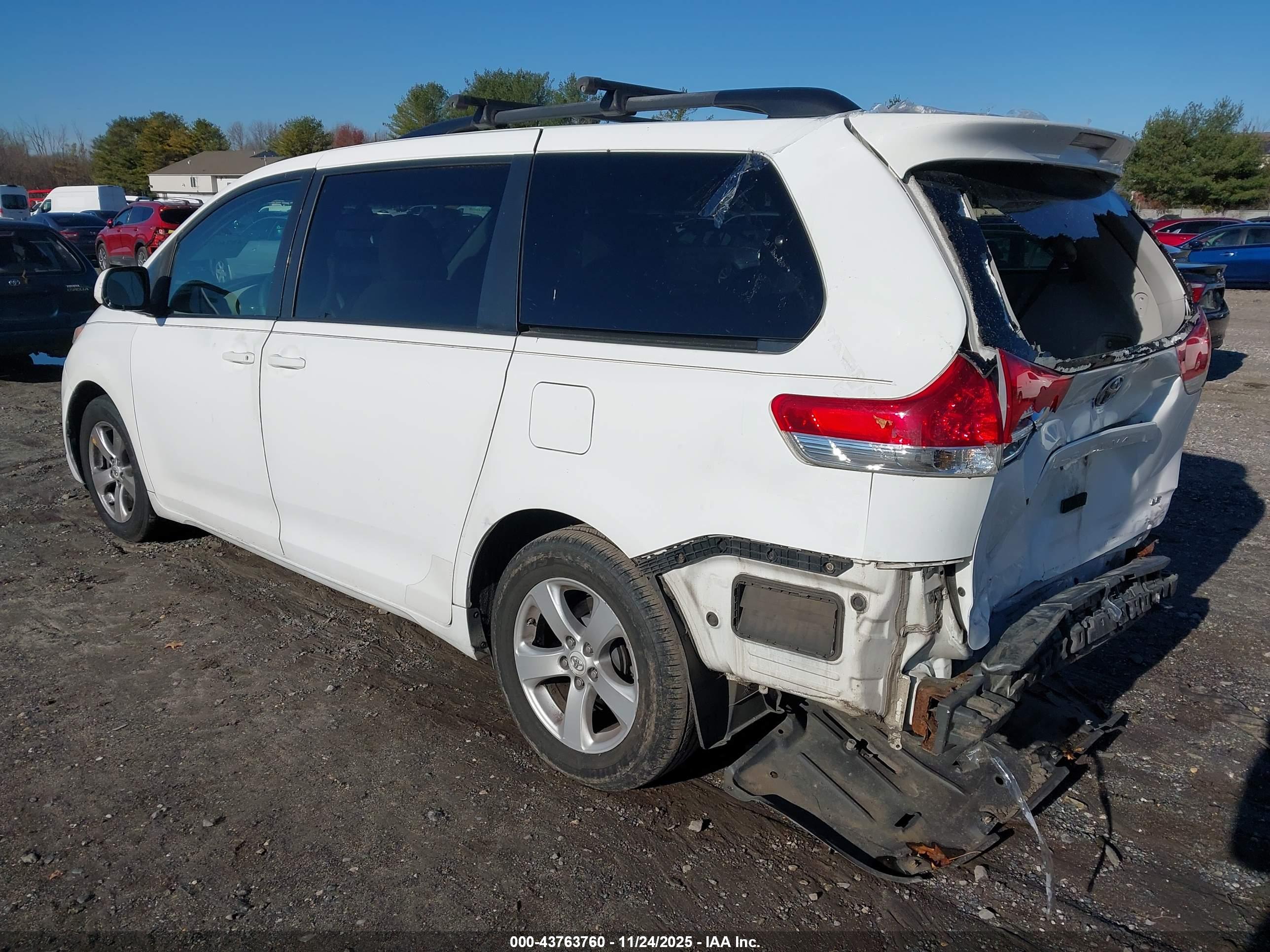 TOYOTA SIENNA image 3