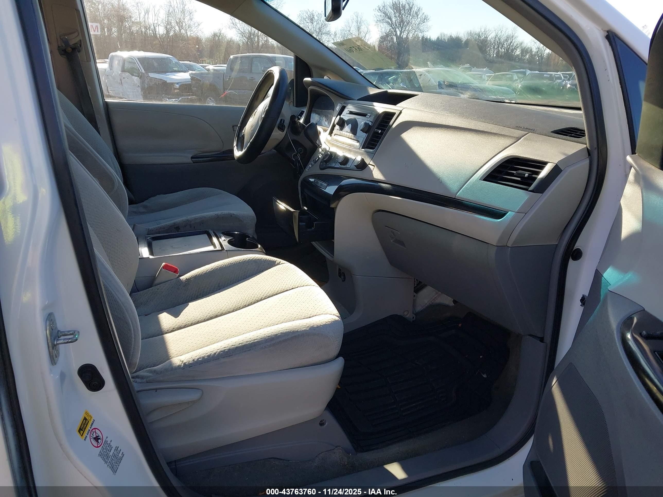 TOYOTA SIENNA image 5