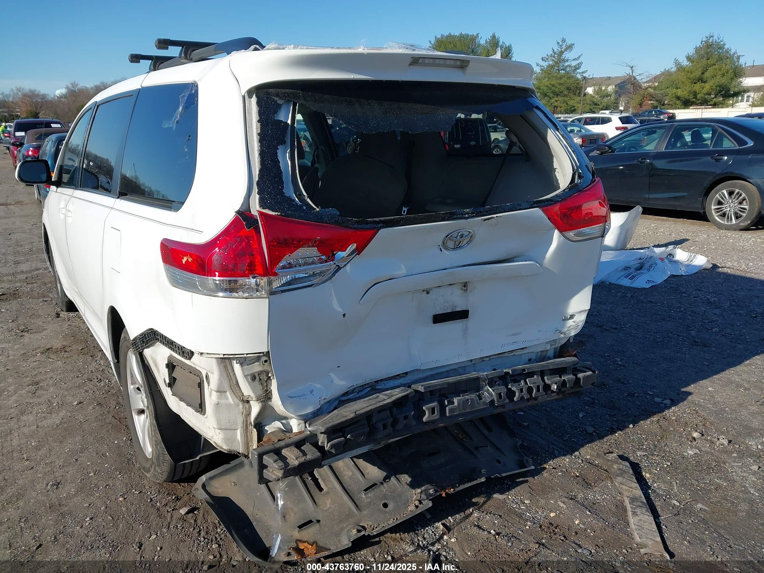 TOYOTA SIENNA image 6