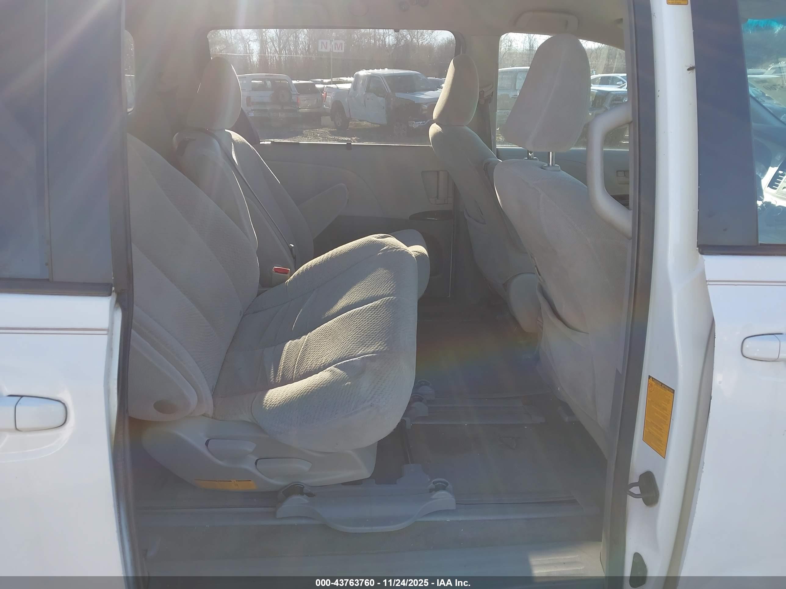 TOYOTA SIENNA image 8
