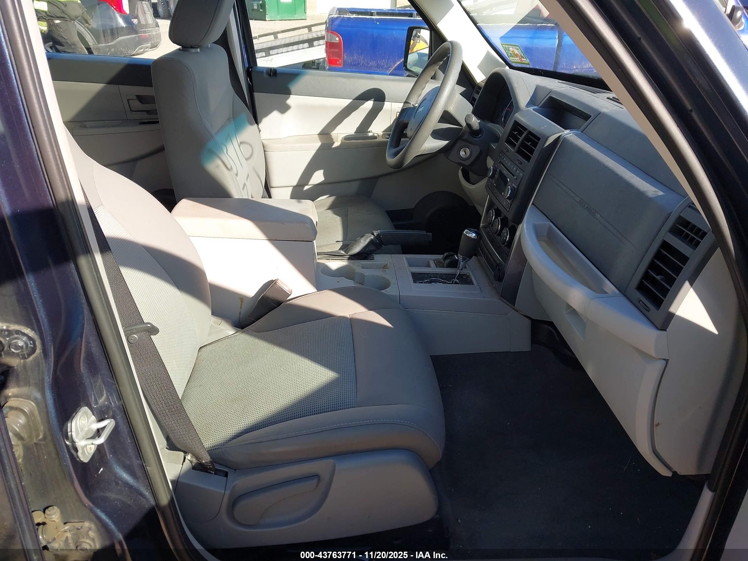 JEEP LIBERTY image 5