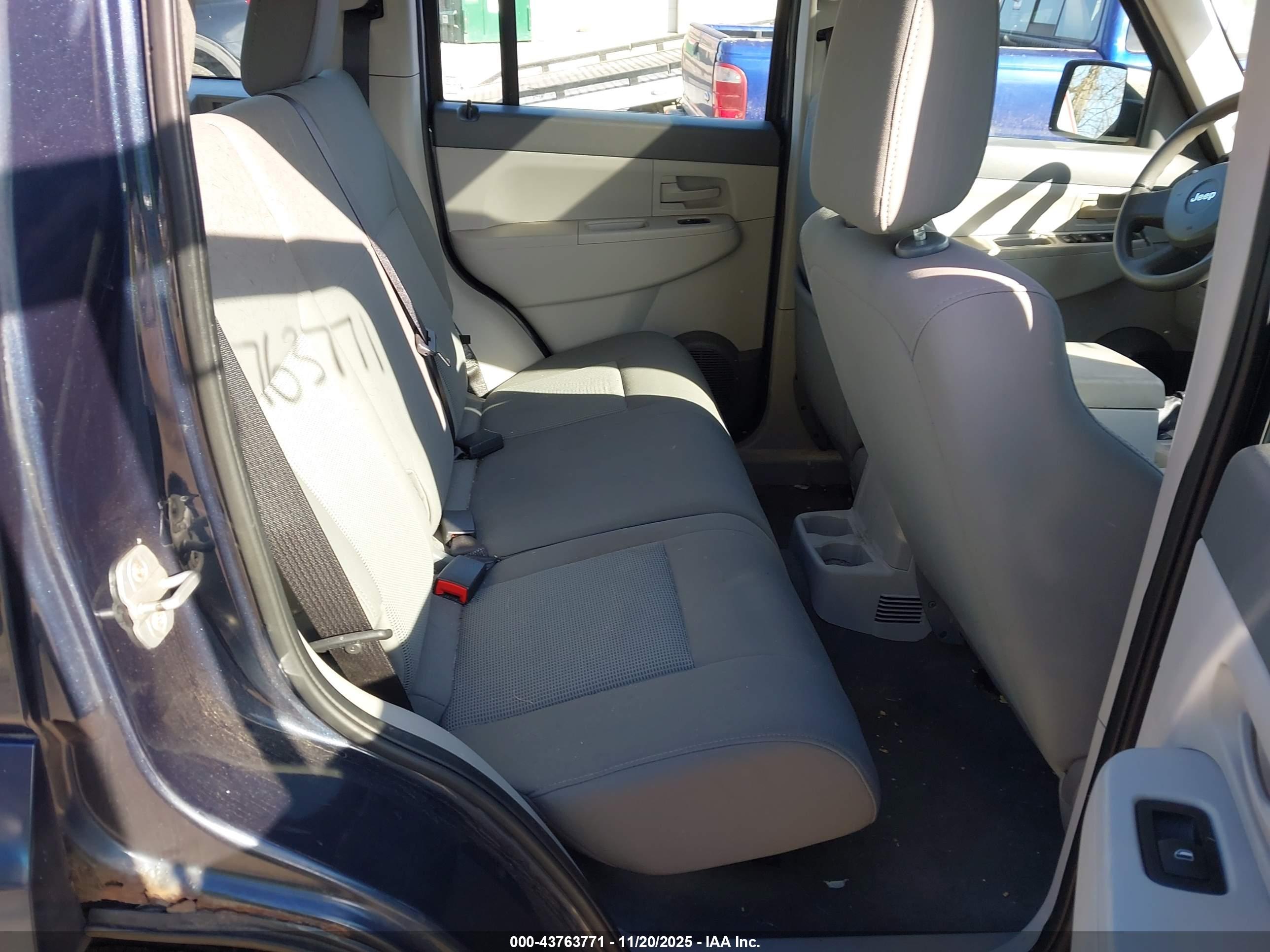 JEEP LIBERTY image 8