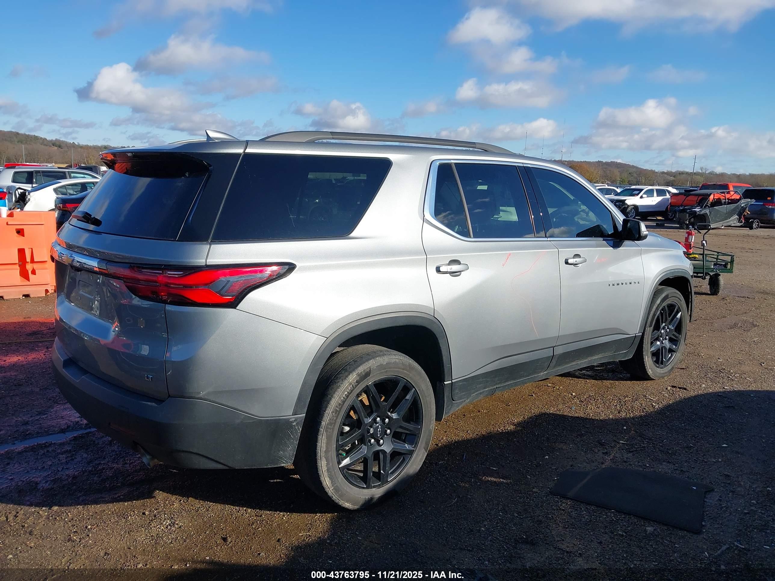 CHEVROLET TRAVERSE image 4