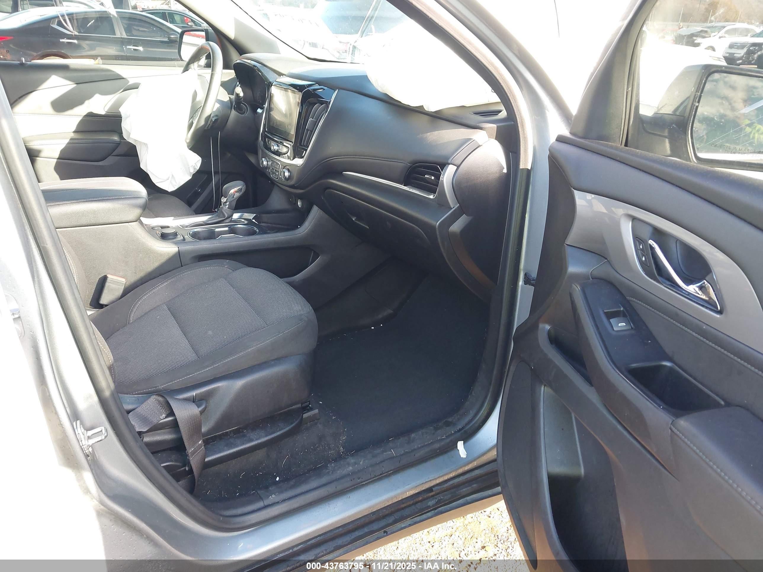 CHEVROLET TRAVERSE image 5